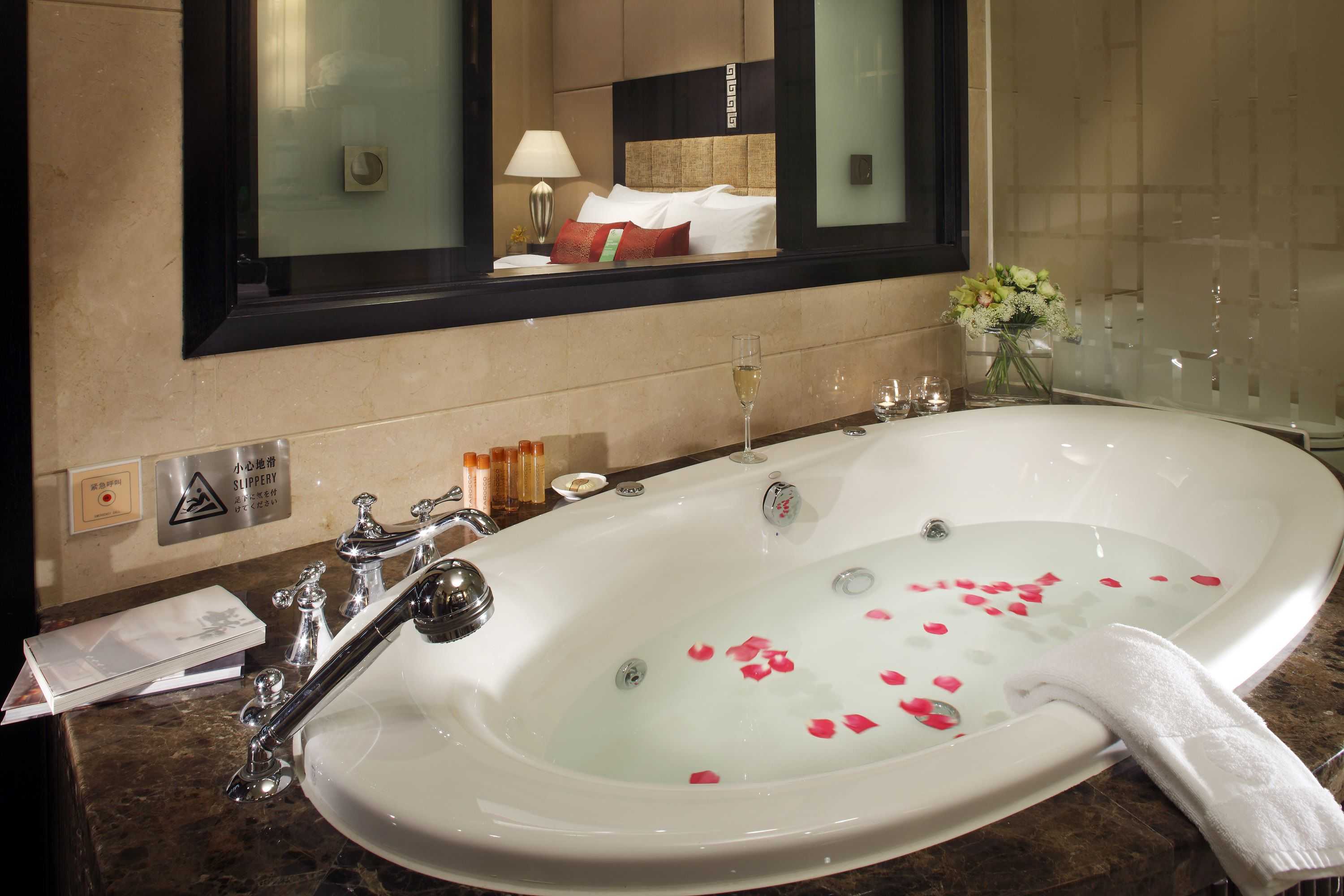 Gift card for Dong Fang Hotel Guangzhou - Free Shuttle Bus to Canton Fair Complex & Overseas Buyer Registration Services Gift card for Dong Fang Hotel Guangzhou - Free Shuttle Bus to Canton Fair Complex & Overseas Buyer Registration Services