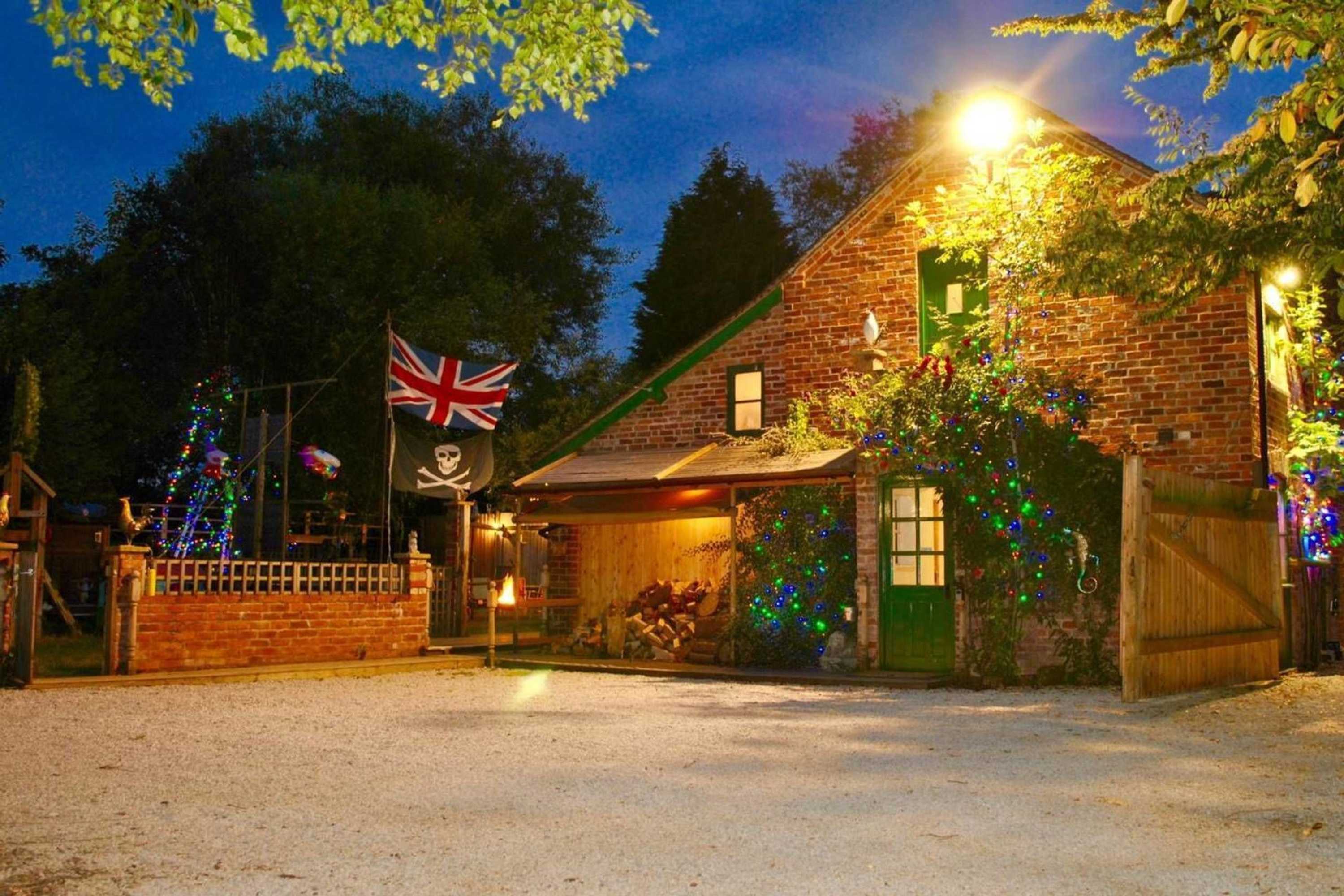 Gift card for Squirrel Barn. Hi-Spec. Hot Tub & Wifi. Sleeps 14 Gift card for Squirrel Barn. Hi-Spec. Hot Tub & Wifi. Sleeps 14