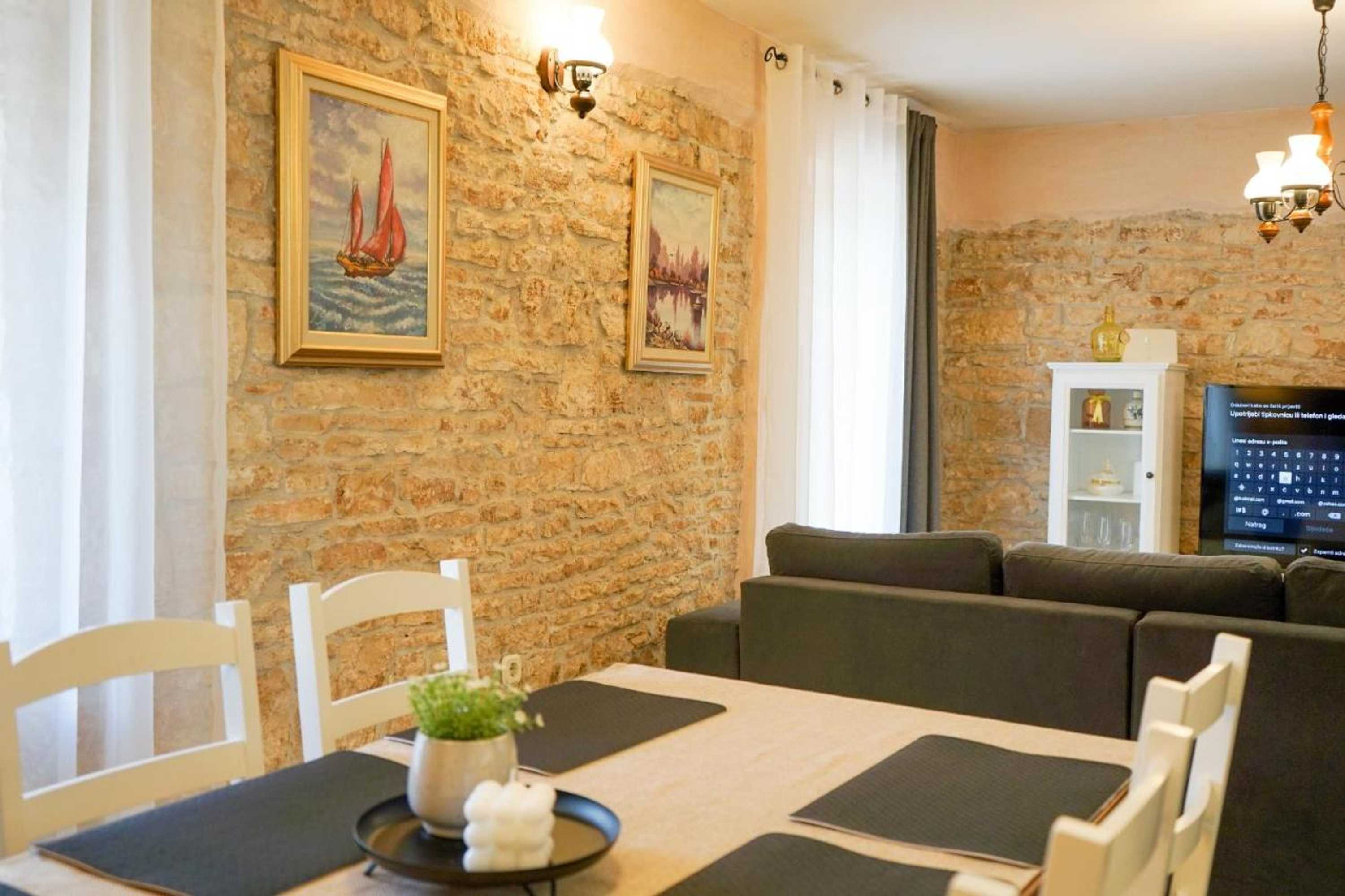 Gift card for Leon With Private Pool