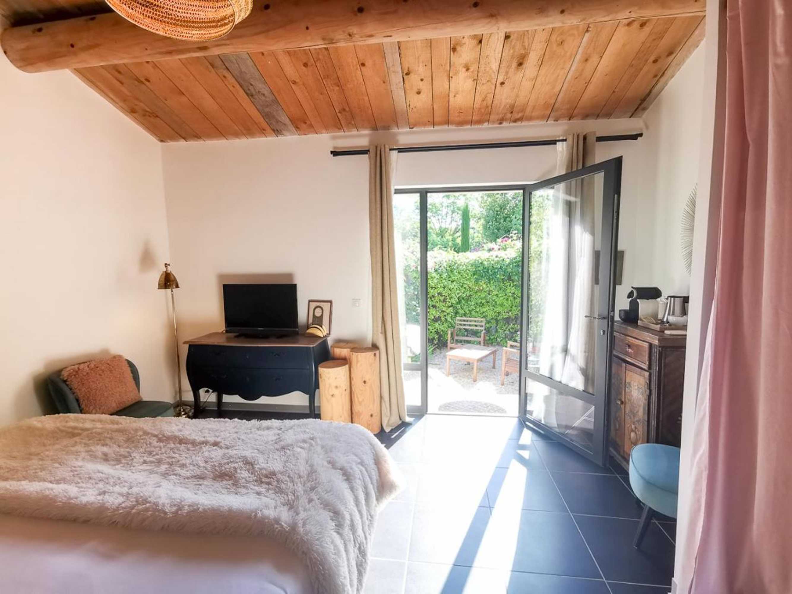 Gift card for Hôtel Sous Les Figuiers - Piscine, Parking, Centre Ville