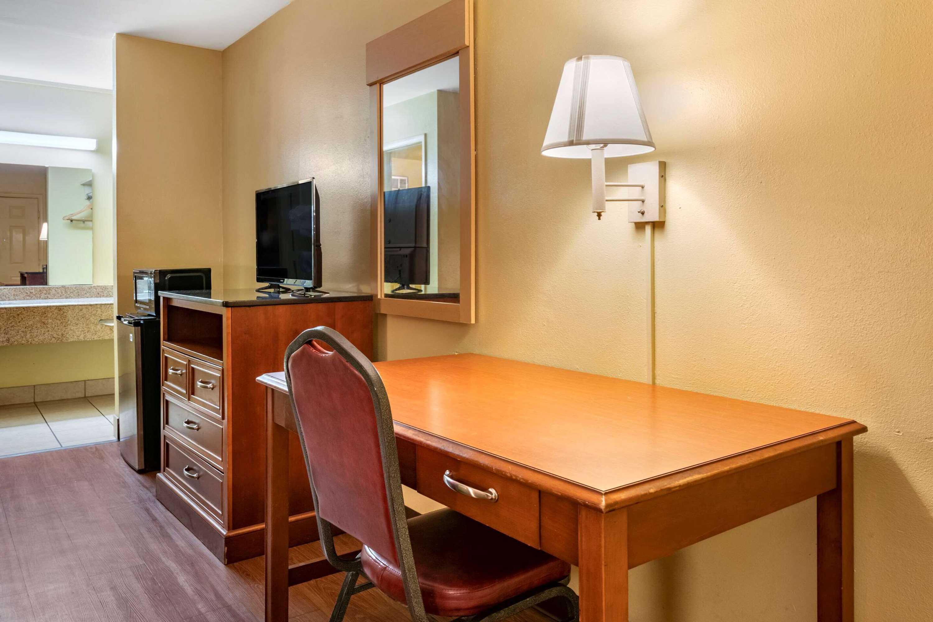 Gift card for Econo Lodge Inn & Suites Maingate Central Gift card for Econo Lodge Inn & Suites Maingate Central