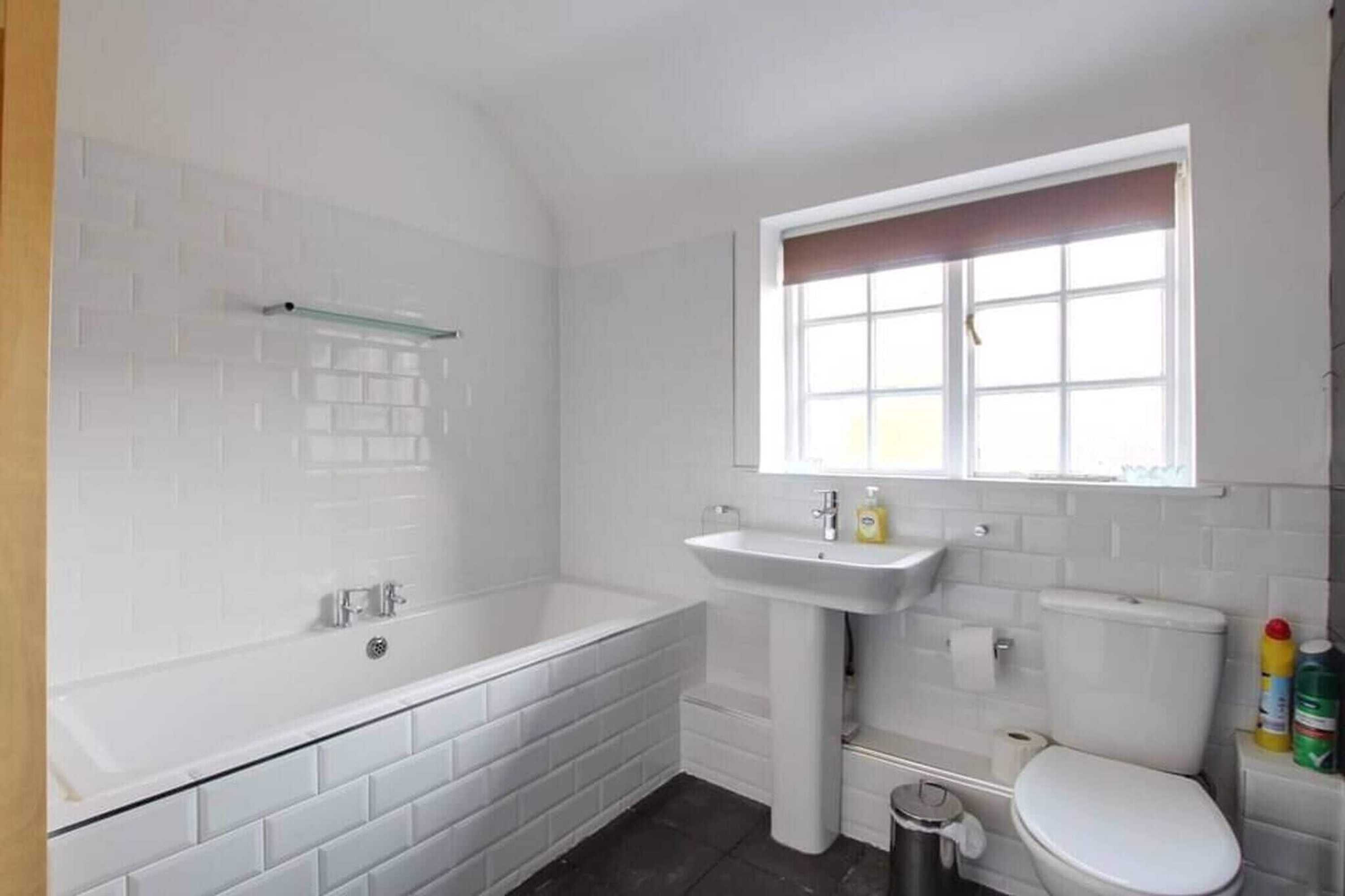 Gift card for 4 BR & 2 Bathroom House Parking Garden St Neots Town Centre Gift card for 4 BR & 2 Bathroom House Parking Garden St Neots Town Centre