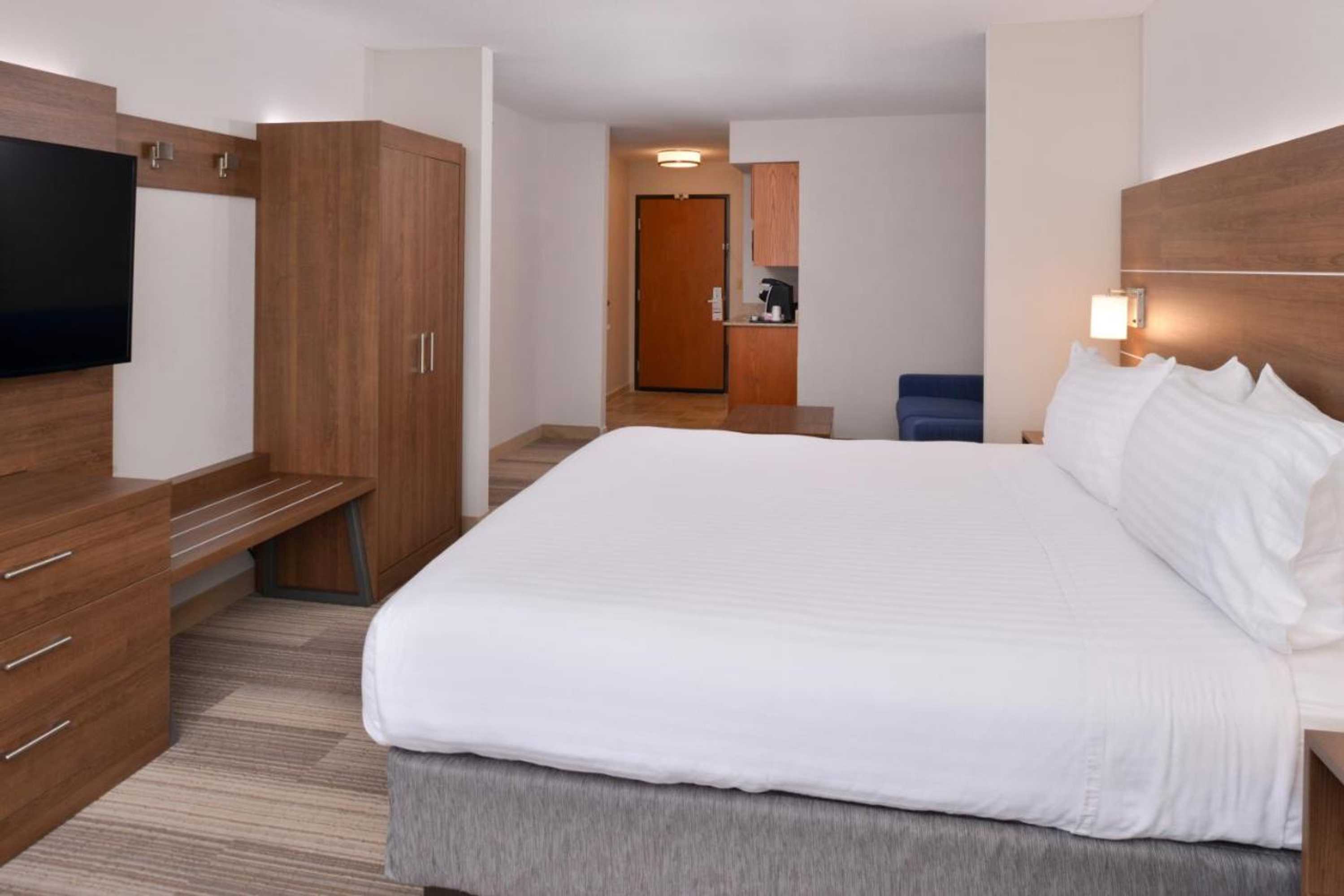 Gift card for Holiday Inn Express & Suites Parkersburg-Mineral Wells by Ihg Gift card for Holiday Inn Express & Suites Parkersburg-Mineral Wells by Ihg
