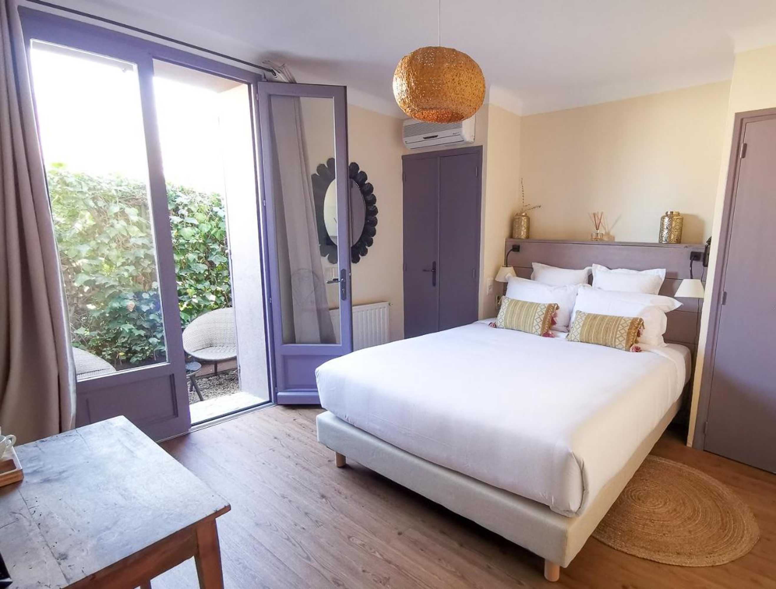 Gift card for Hôtel Sous Les Figuiers - Piscine, Parking, Centre Ville