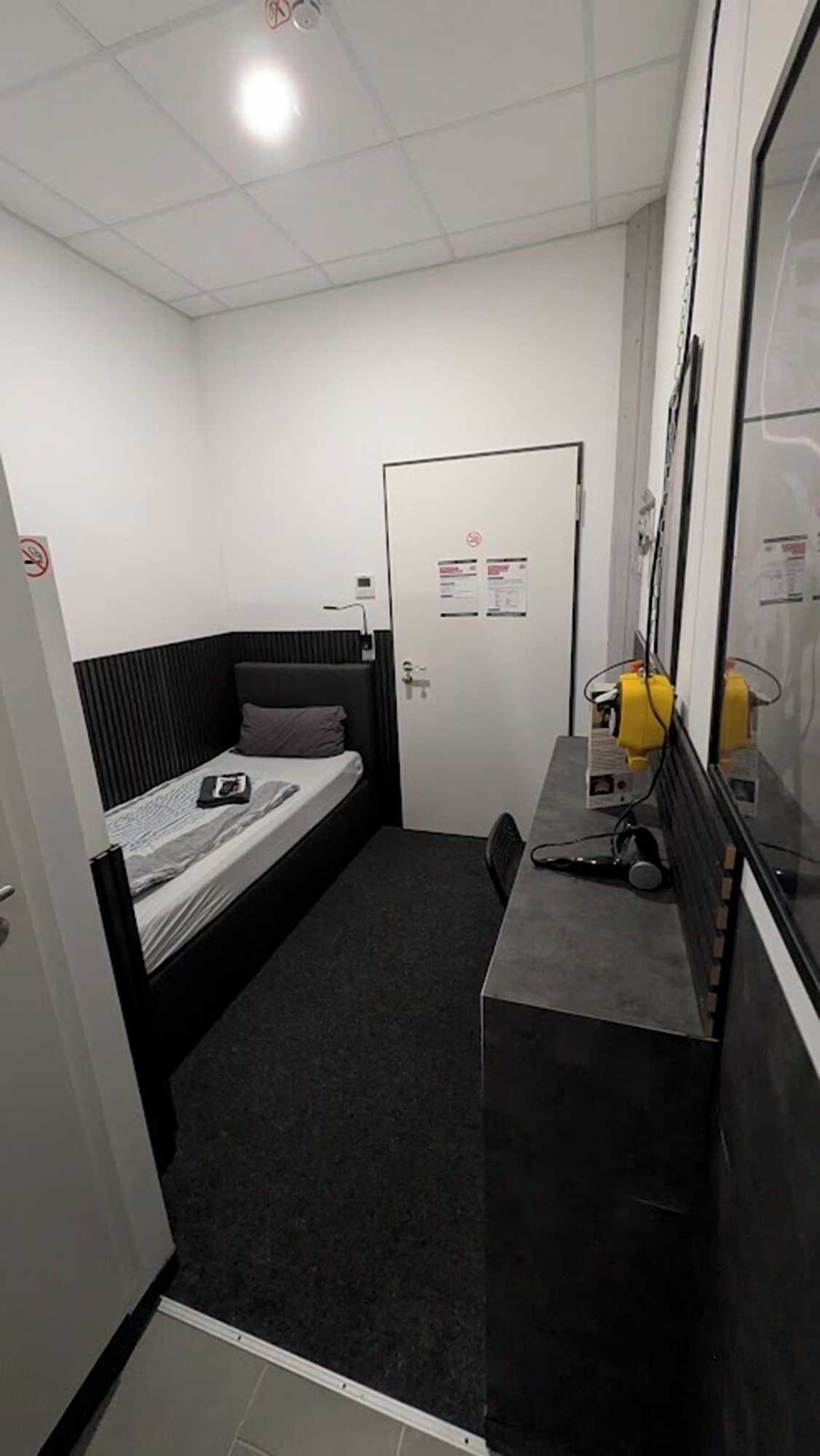 Gift card for Business-Motel, Free Xl-Parking, Wifi, Massage-Chairs, Sauna, Shared Kitchen, Breakfast 2go, Free Soda, Coffee