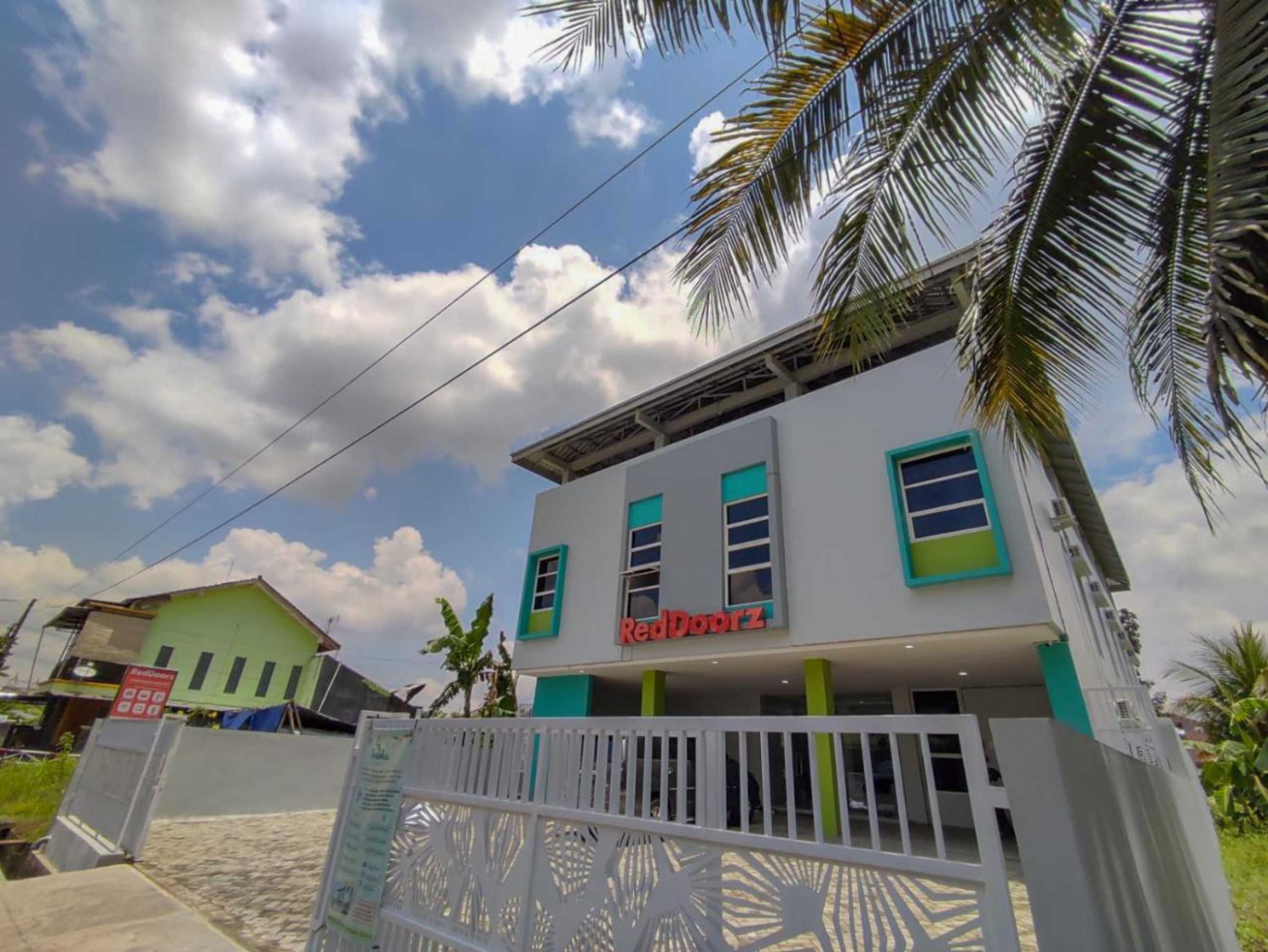 Gift card for Reddoorz Syariah Near Gor Satria Area Gift card for Reddoorz Syariah Near Gor Satria Area