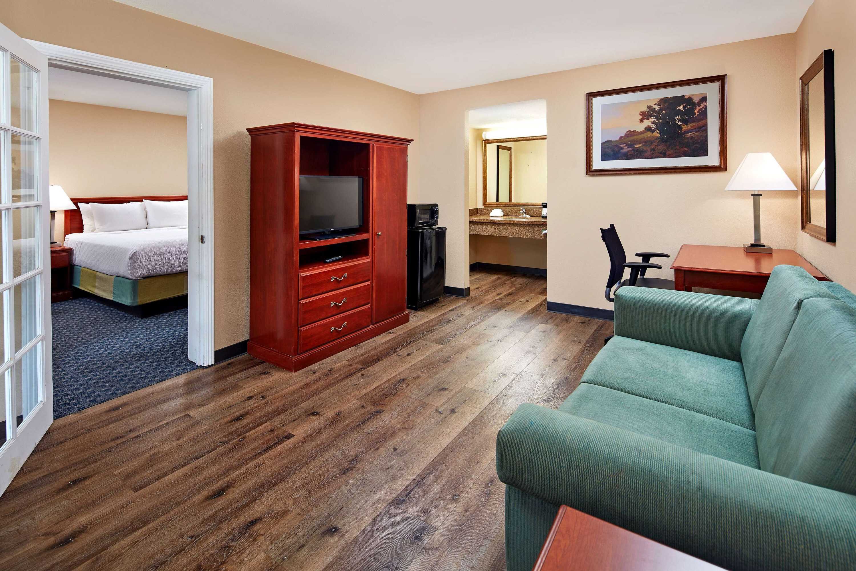 Gift card for La Quinta Inn & Suites by Wyndham Thousand Oaks-Newbury Park Gift card for La Quinta Inn & Suites by Wyndham Thousand Oaks-Newbury Park