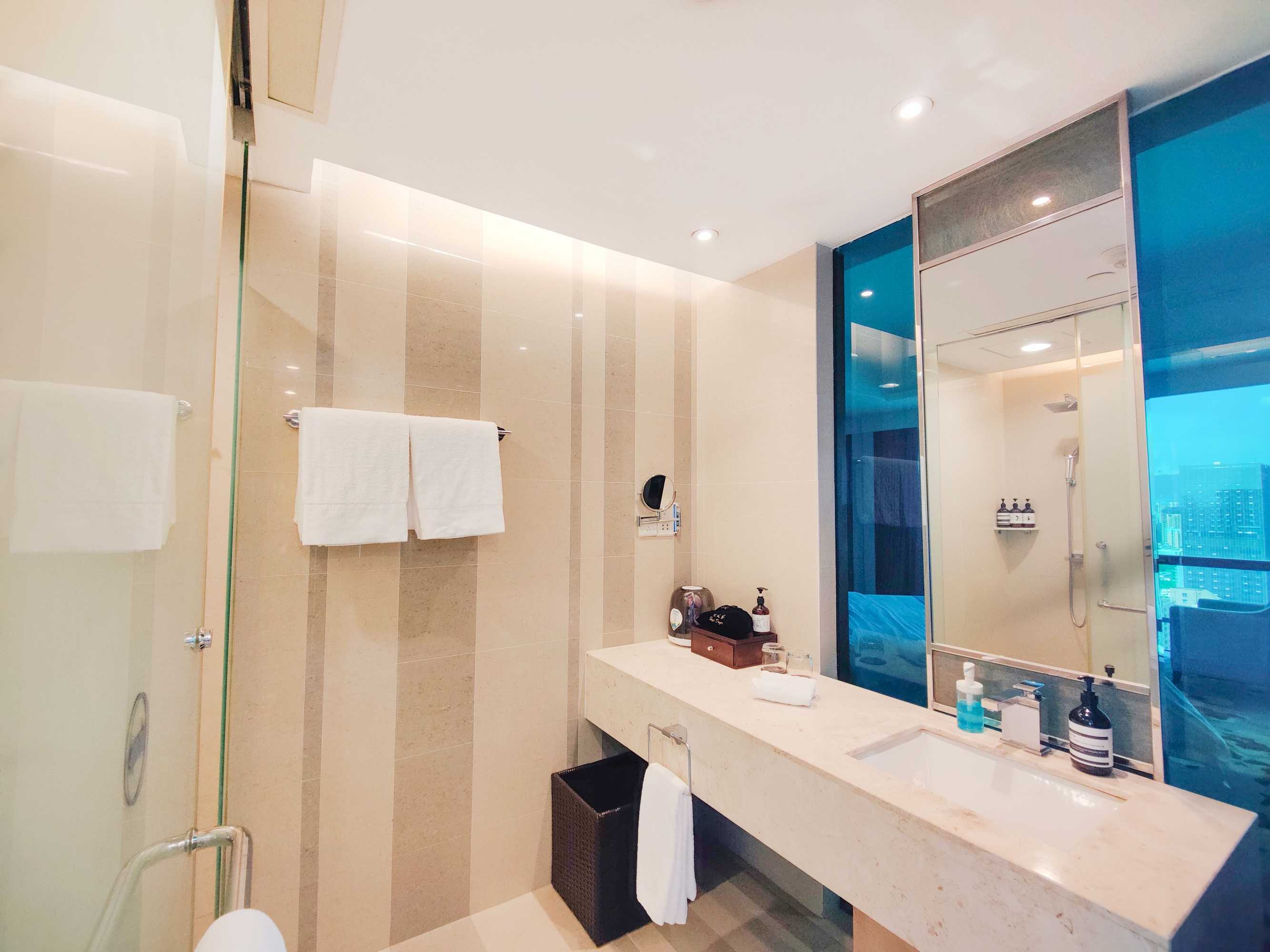 Gift card for Huaqiang Plaza Hotel Shenzhen, Enjoy Complimentary Mini Bar & Night Snack, Add Breakfast - Enjoy Complimentary Afternoon Tea Gift card for Huaqiang Plaza Hotel Shenzhen, Enjoy Complimentary Mini Bar & Night Snack, Add Breakfast - Enjoy Complimentary Afternoon Tea