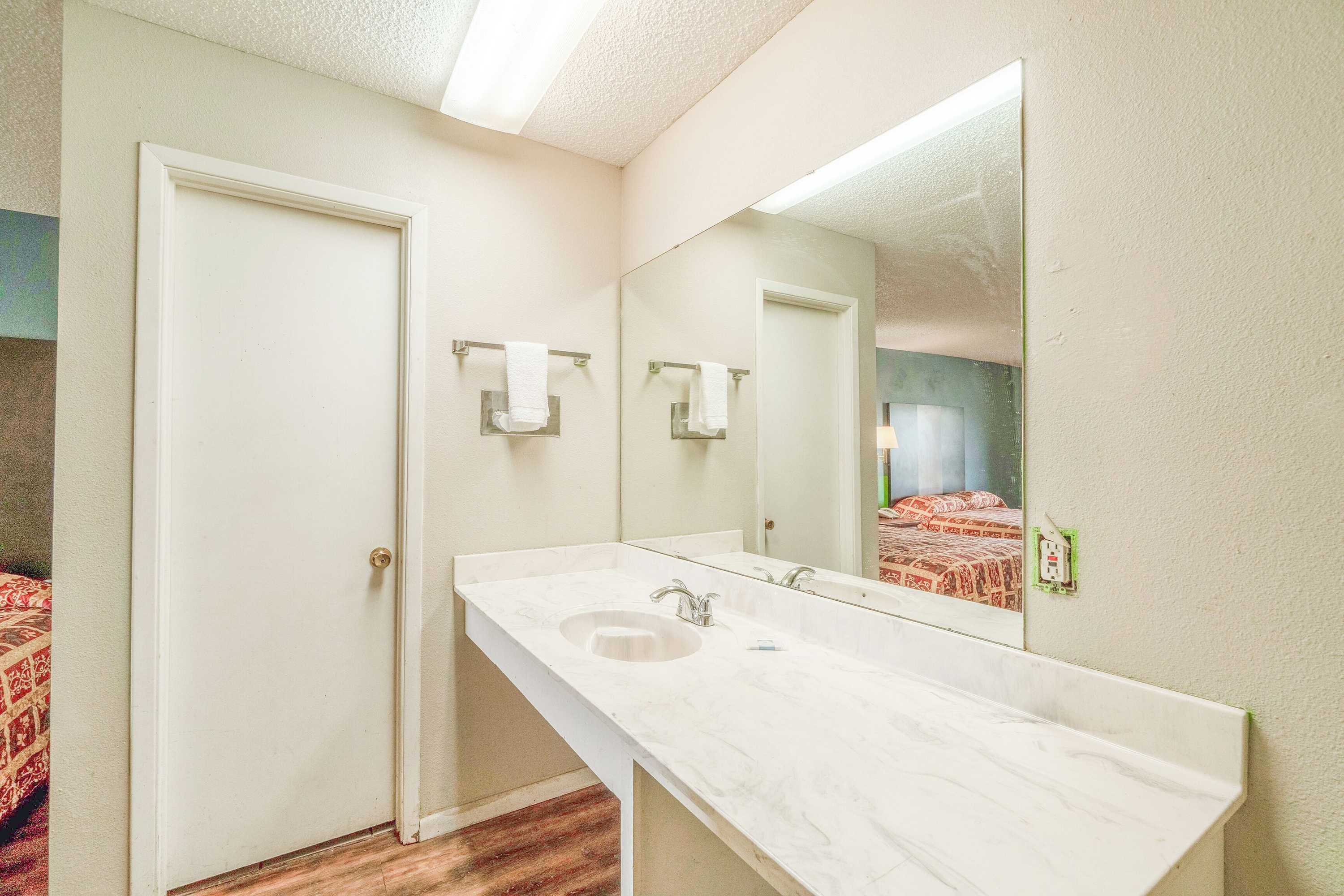 Gift card for Executive Inn By Oyo Mineral Wells Us-180