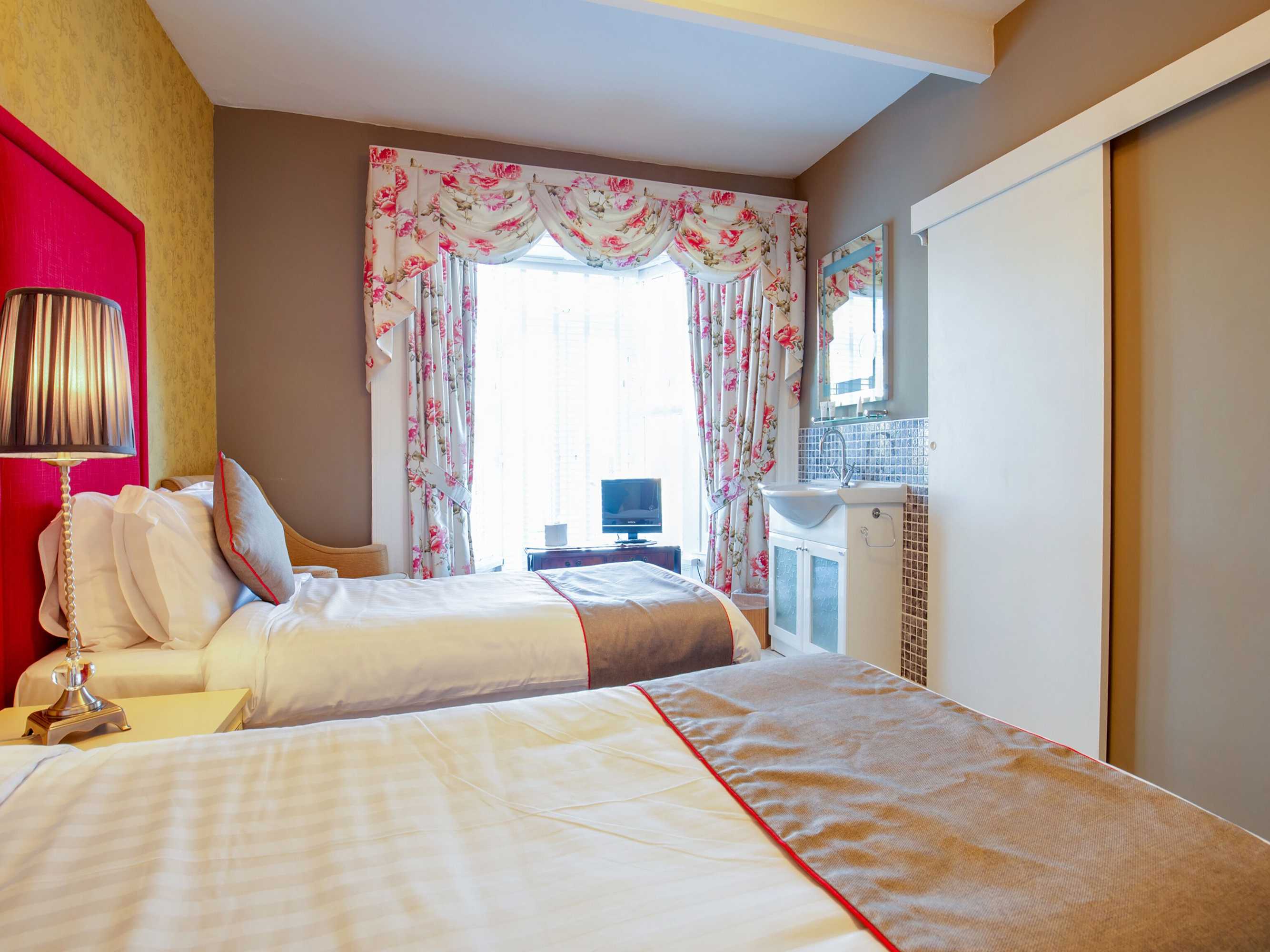 Gift card for Oyo Lamphey Hall Hotel Gift card for Oyo Lamphey Hall Hotel