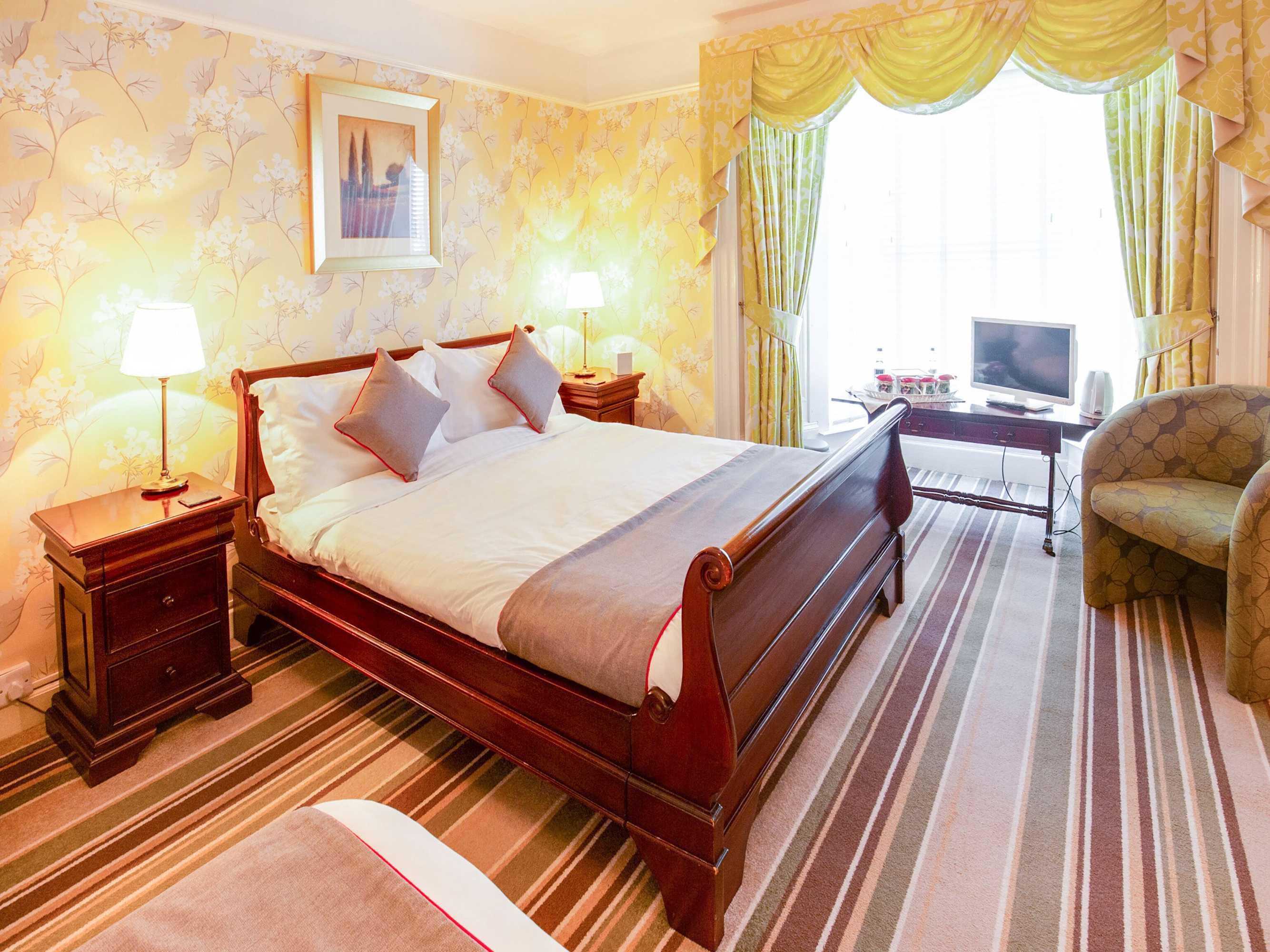 Gift card for Oyo Lamphey Hall Hotel Gift card for Oyo Lamphey Hall Hotel