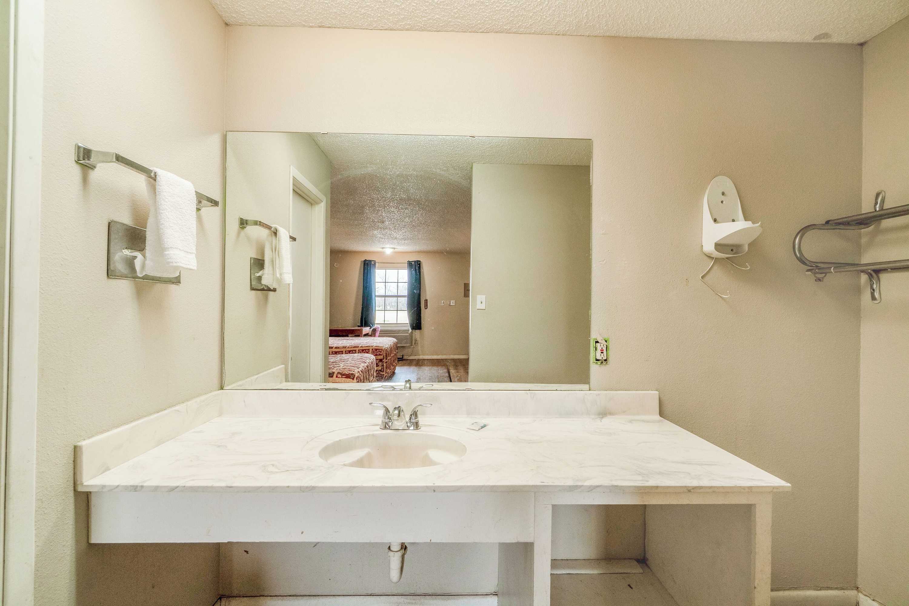 Gift card for Executive Inn By Oyo Mineral Wells Us-180