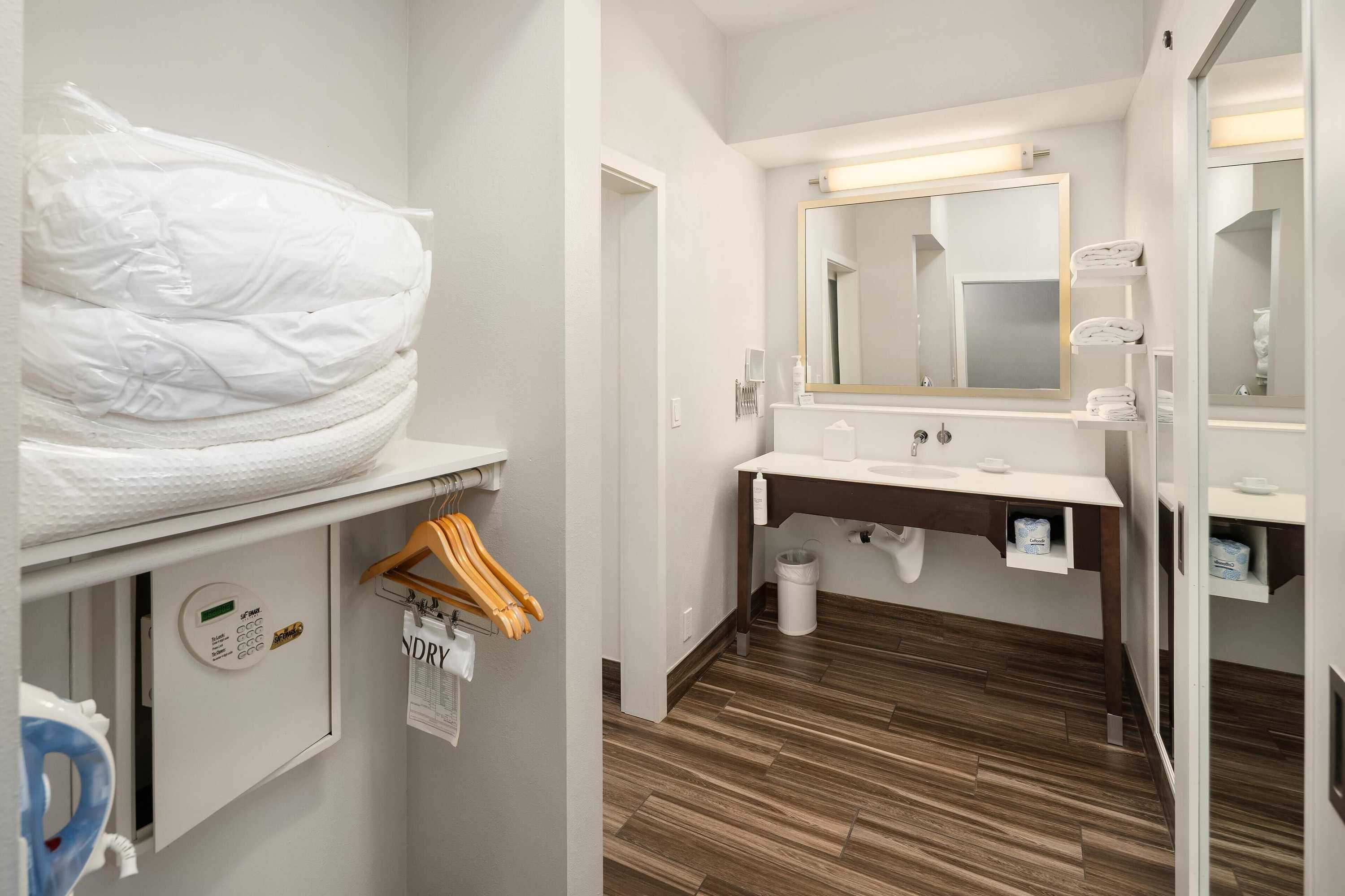 Gift card for Hampton Inn & Suites Seattle-North/lynnwood Gift card for Hampton Inn & Suites Seattle-North/lynnwood