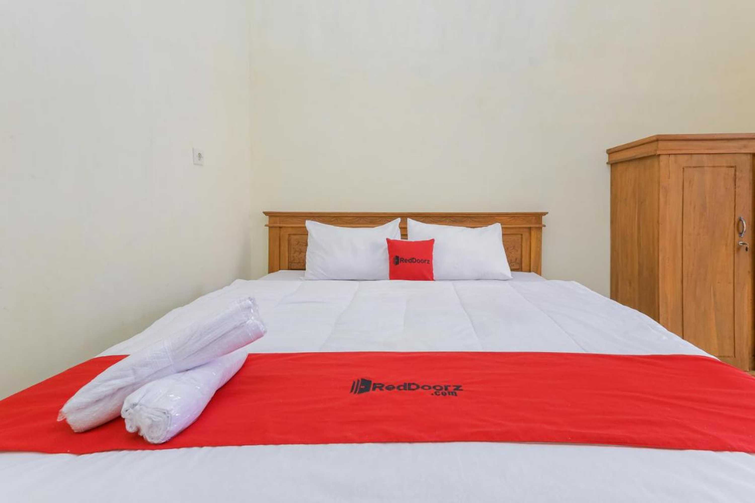 Gift card for Reddoorz Syariah Near Alun Alun Pasuruan Gift card for Reddoorz Syariah Near Alun Alun Pasuruan