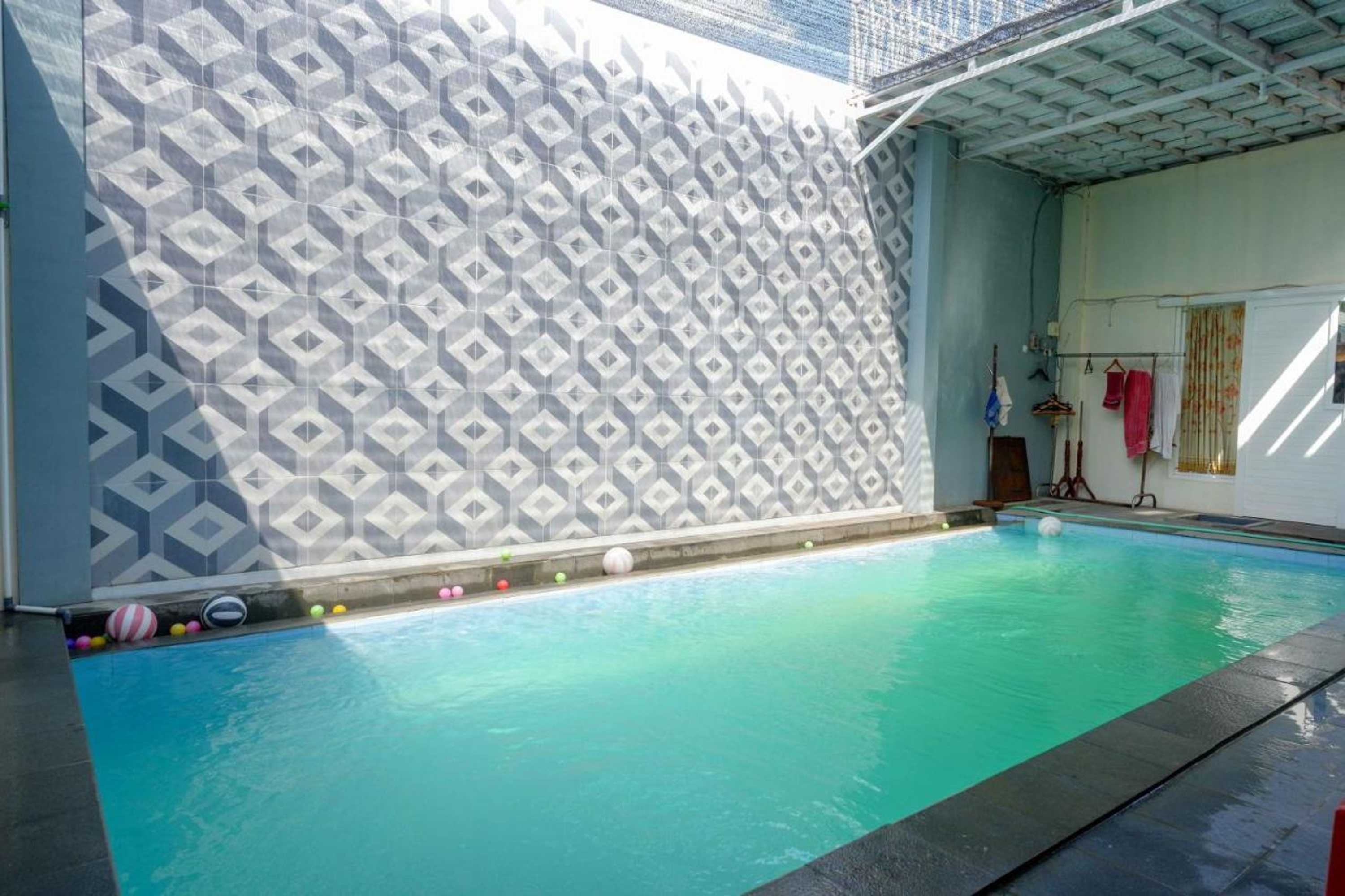 Gift card for Reddoorz Syariah Near Pasar Godong Grobogan Gift card for Reddoorz Syariah Near Pasar Godong Grobogan