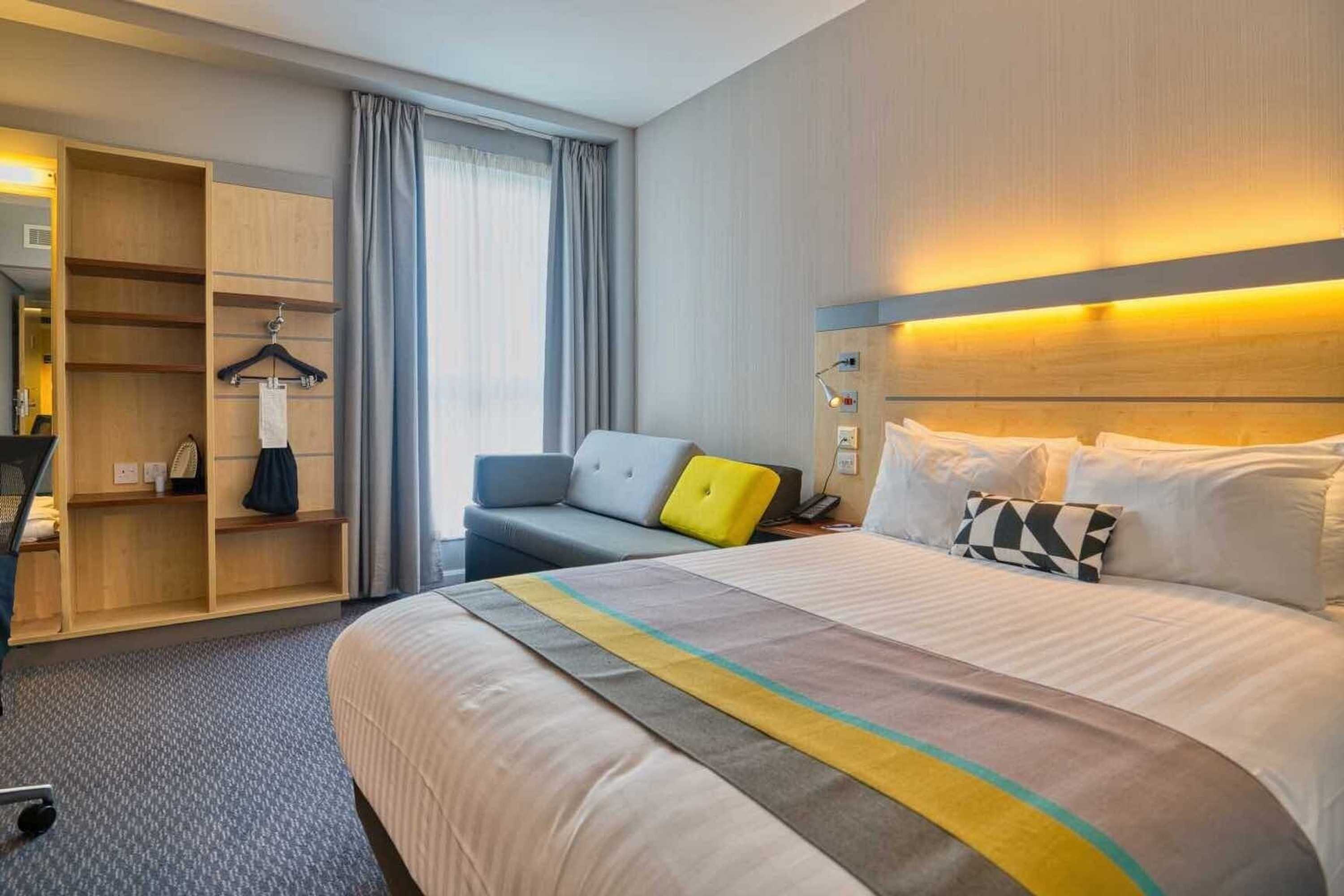 Gift card for Holiday Inn Express Hull City Centre by Ihg Gift card for Holiday Inn Express Hull City Centre by Ihg