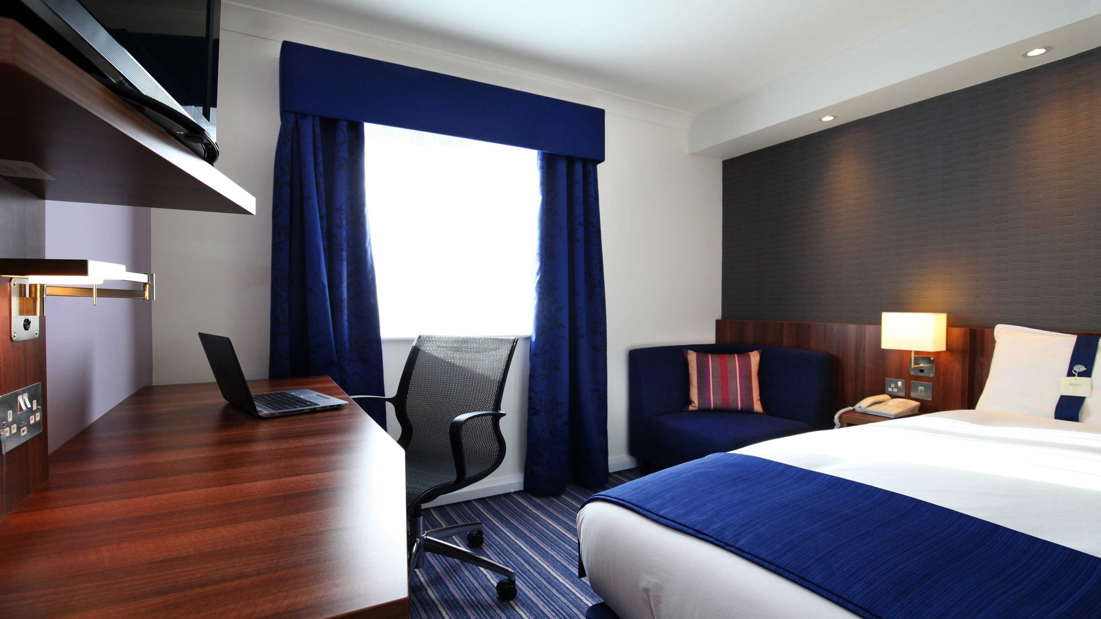 Gift card for Holiday Inn Express Glenrothes by Ihg Gift card for Holiday Inn Express Glenrothes by Ihg