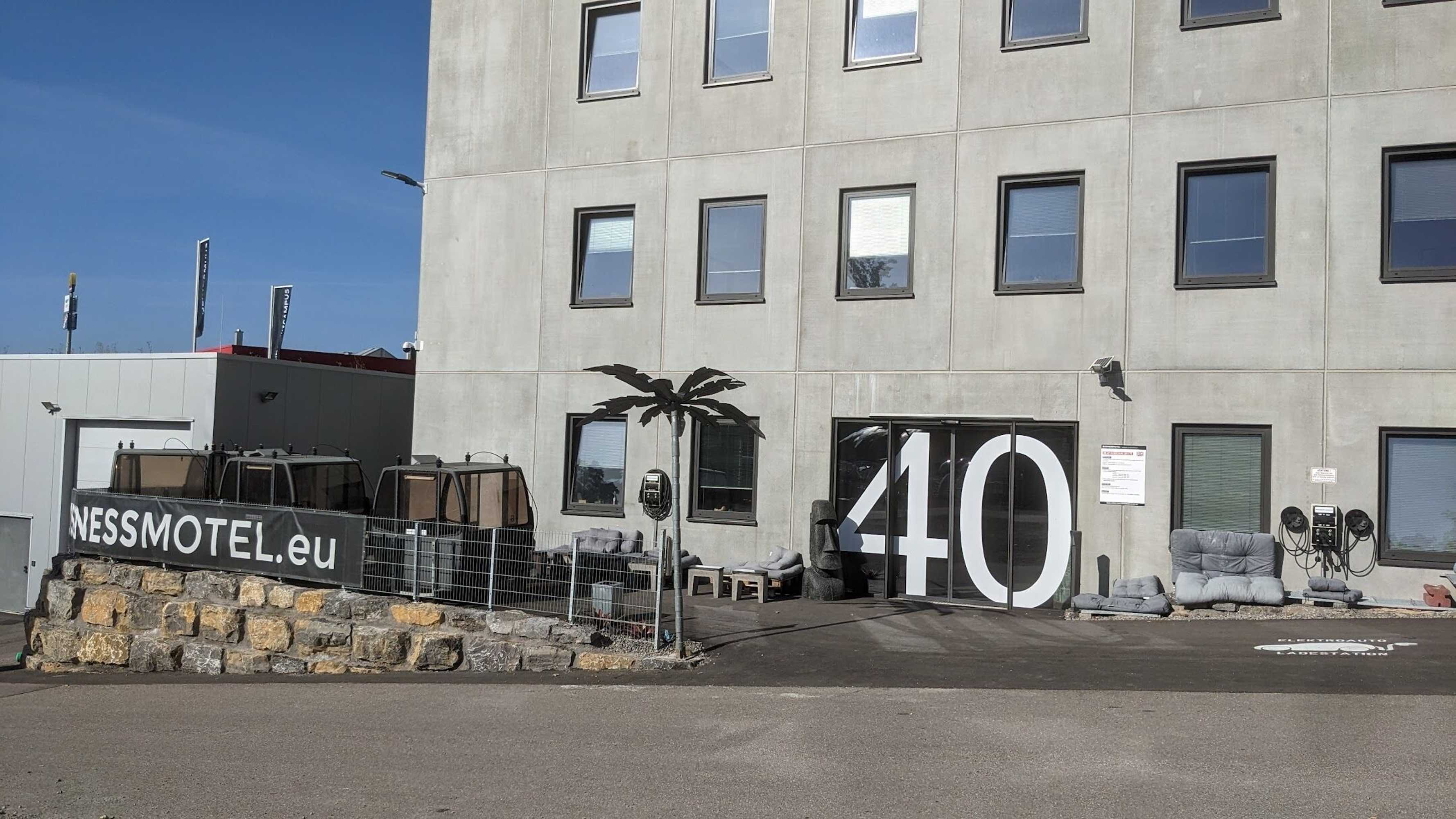 Gift card for Business-Motel, Free Xl-Parking, Wifi, Massage-Chairs, Sauna, Shared Kitchen, Breakfast 2go, Free Soda, Coffee