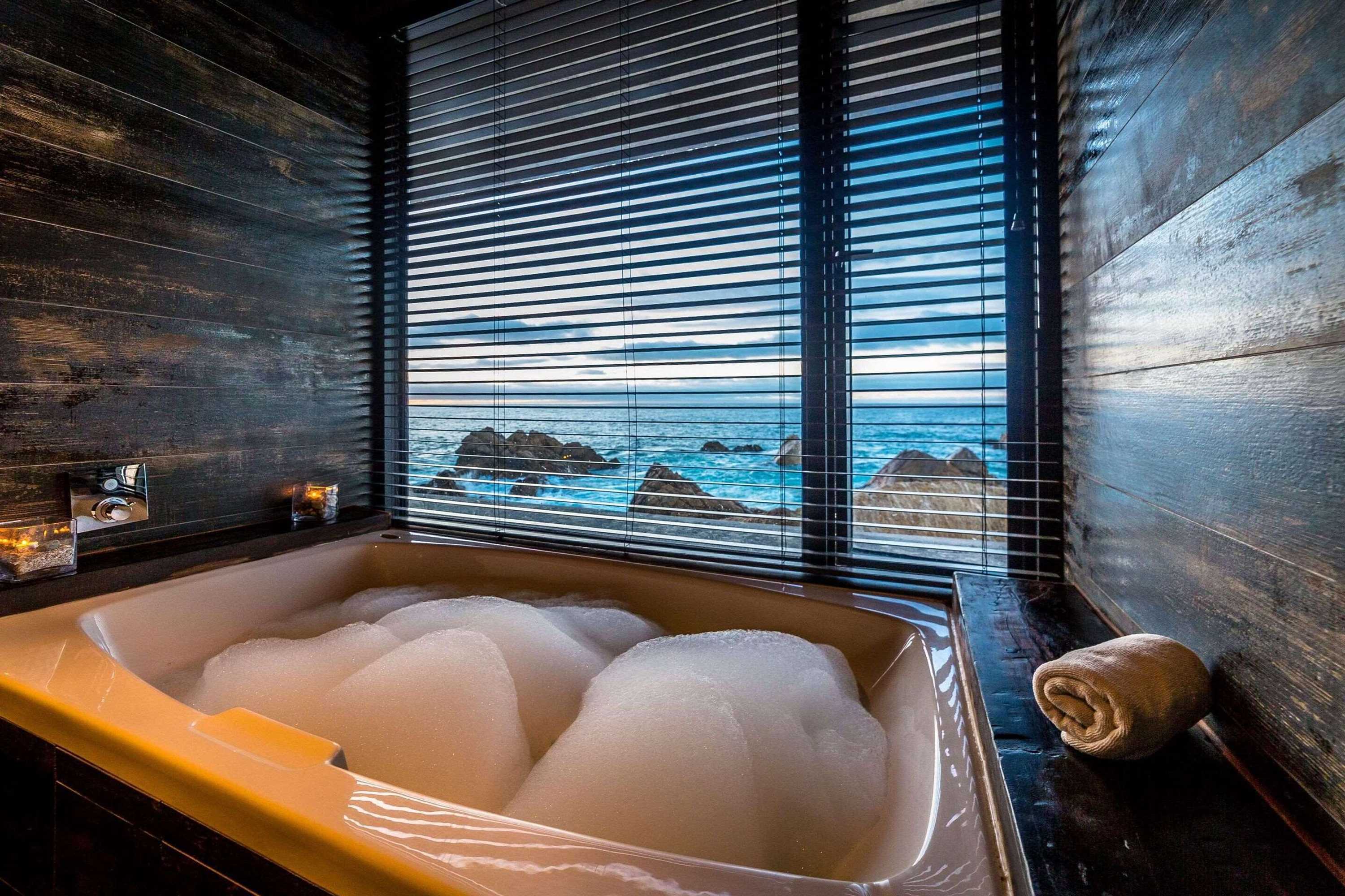 Gift card for Radisson Blu Acqua Hotel & Spa Concon Gift card for Radisson Blu Acqua Hotel & Spa Concon