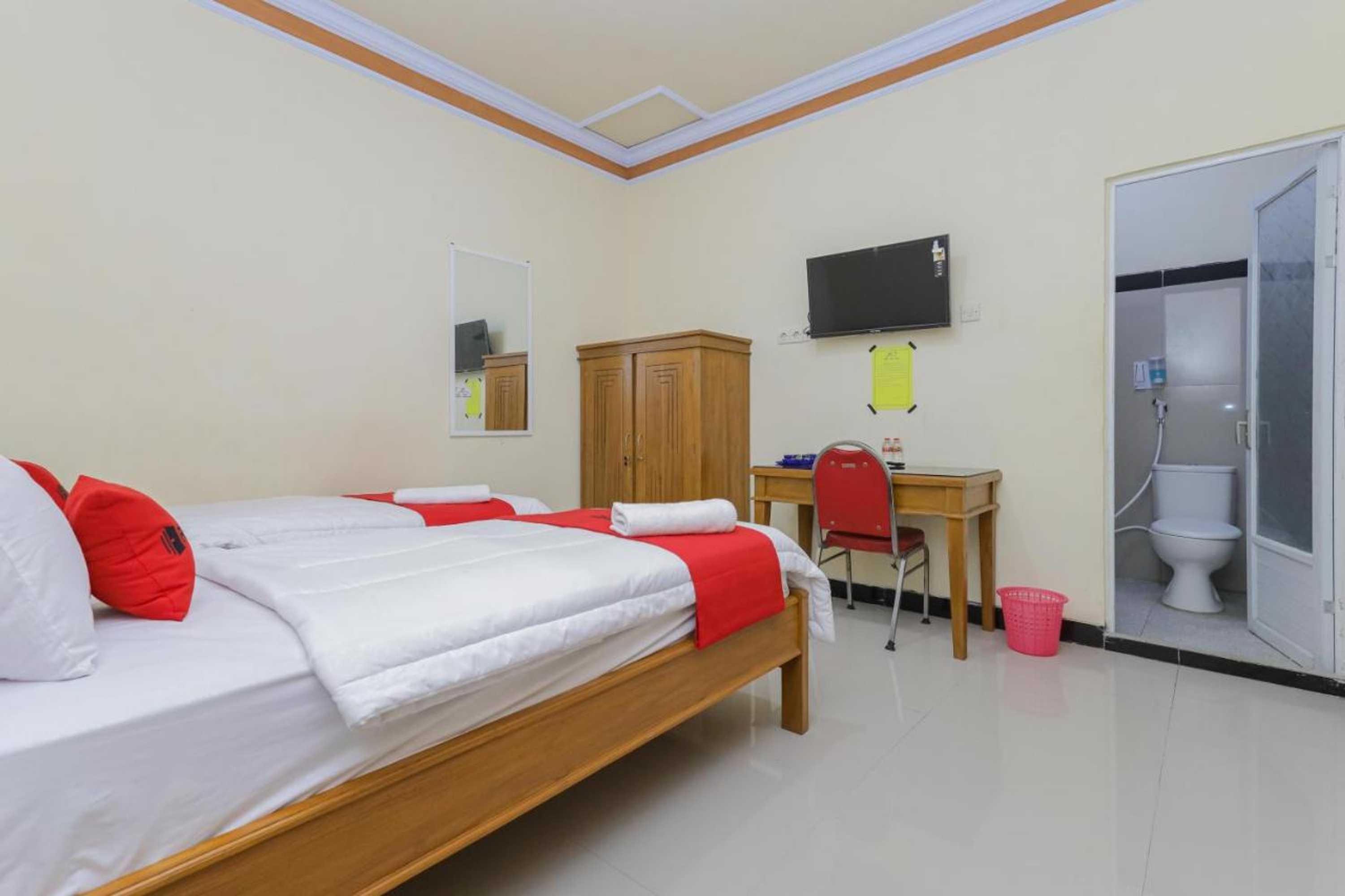 Gift card for Reddoorz Syariah Near Alun Alun Pasuruan Gift card for Reddoorz Syariah Near Alun Alun Pasuruan