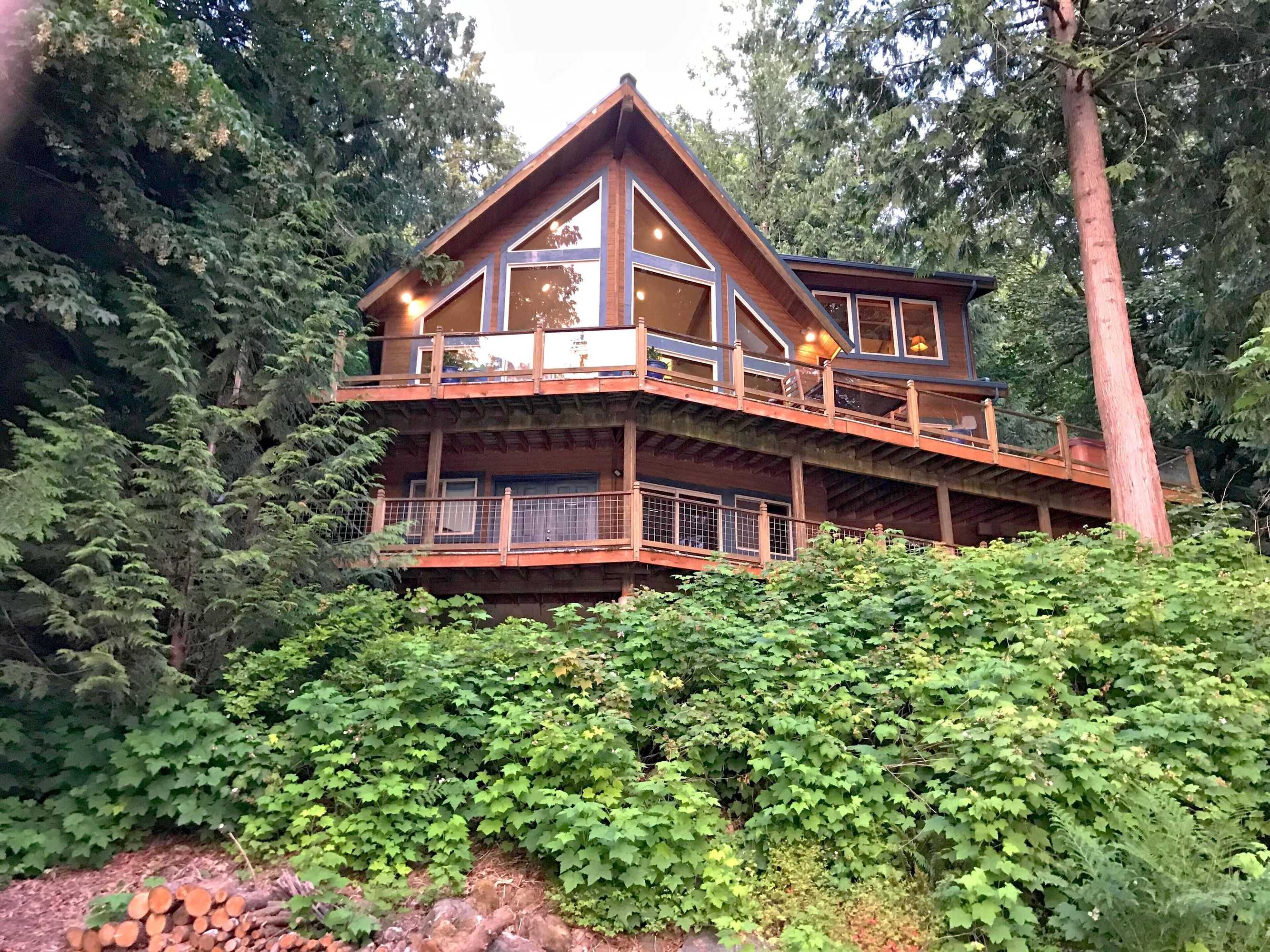 Gift card for 83mf - Lakeside - Hot Tub - Wifi - Bbq - Dock - Sleeps 4 NO Pets Gift card for 83mf - Lakeside - Hot Tub - Wifi - Bbq - Dock - Sleeps 4 NO Pets