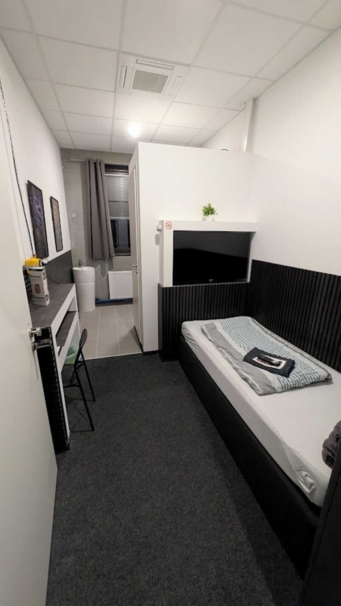 Gift card for Business-Motel, Free Xl-Parking, Wifi, Massage-Chairs, Sauna, Shared Kitchen, Breakfast 2go, Free Soda, Coffee