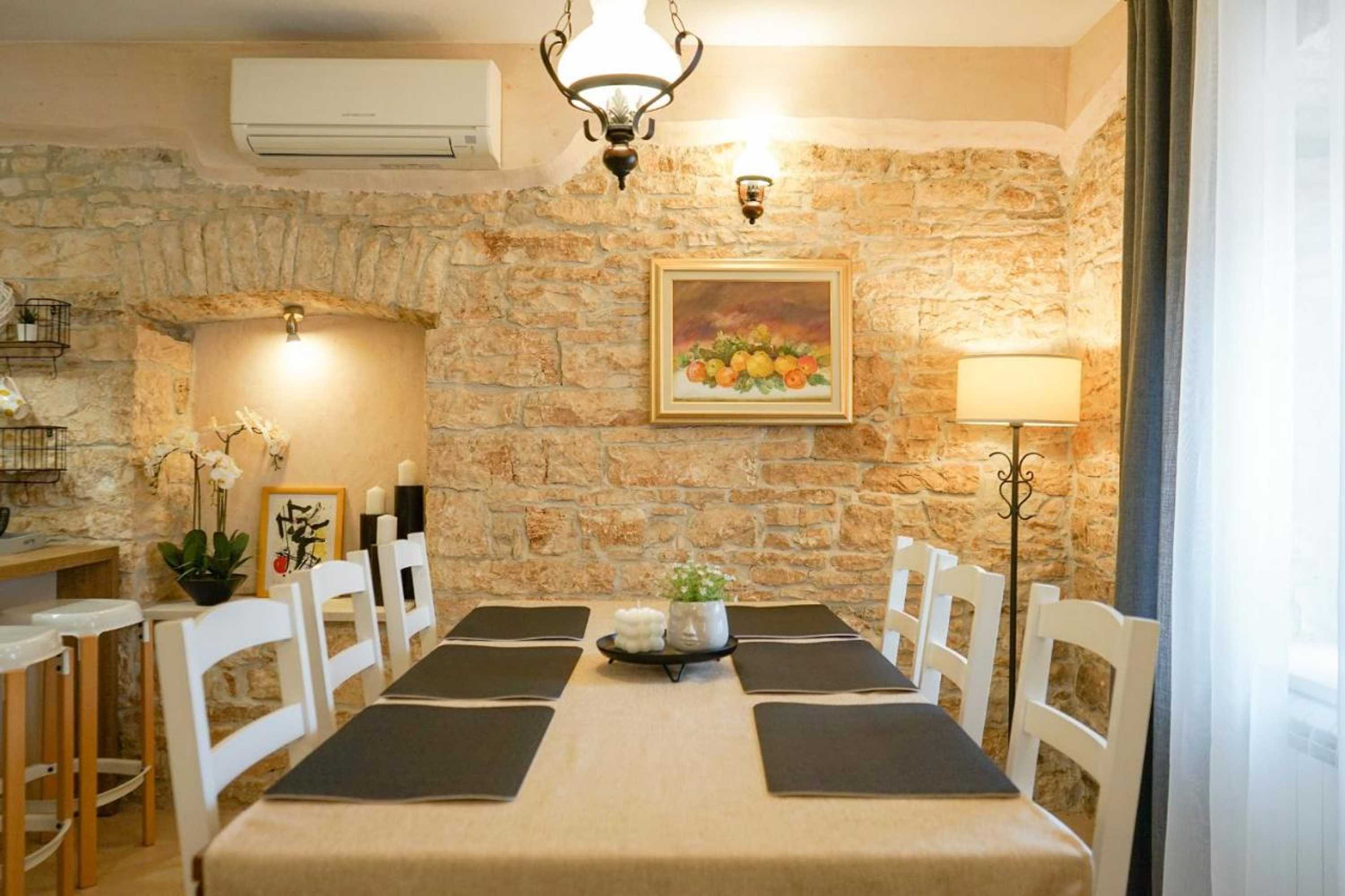 Gift card for Leon With Private Pool