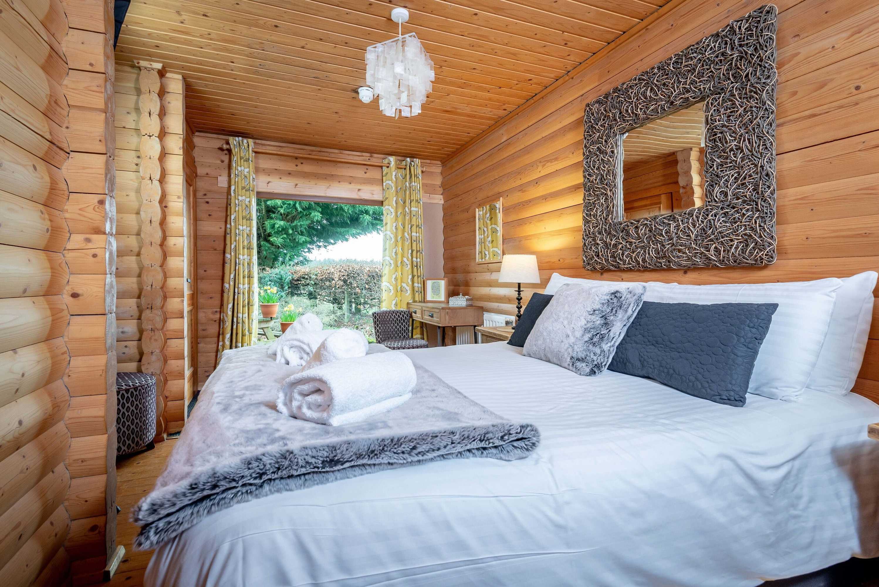 Gift card for Redlands Country Lodge - 3 Apartments With Hot Tubs