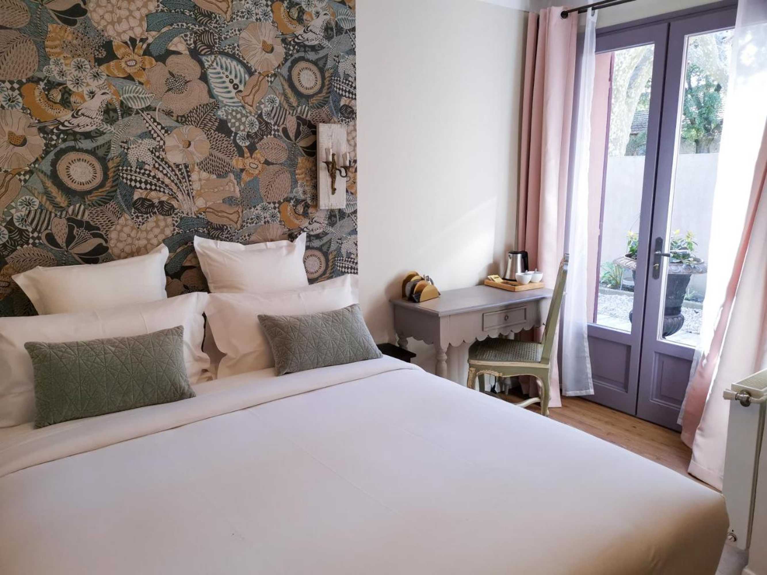 Gift card for Hôtel Sous Les Figuiers - Piscine, Parking, Centre Ville