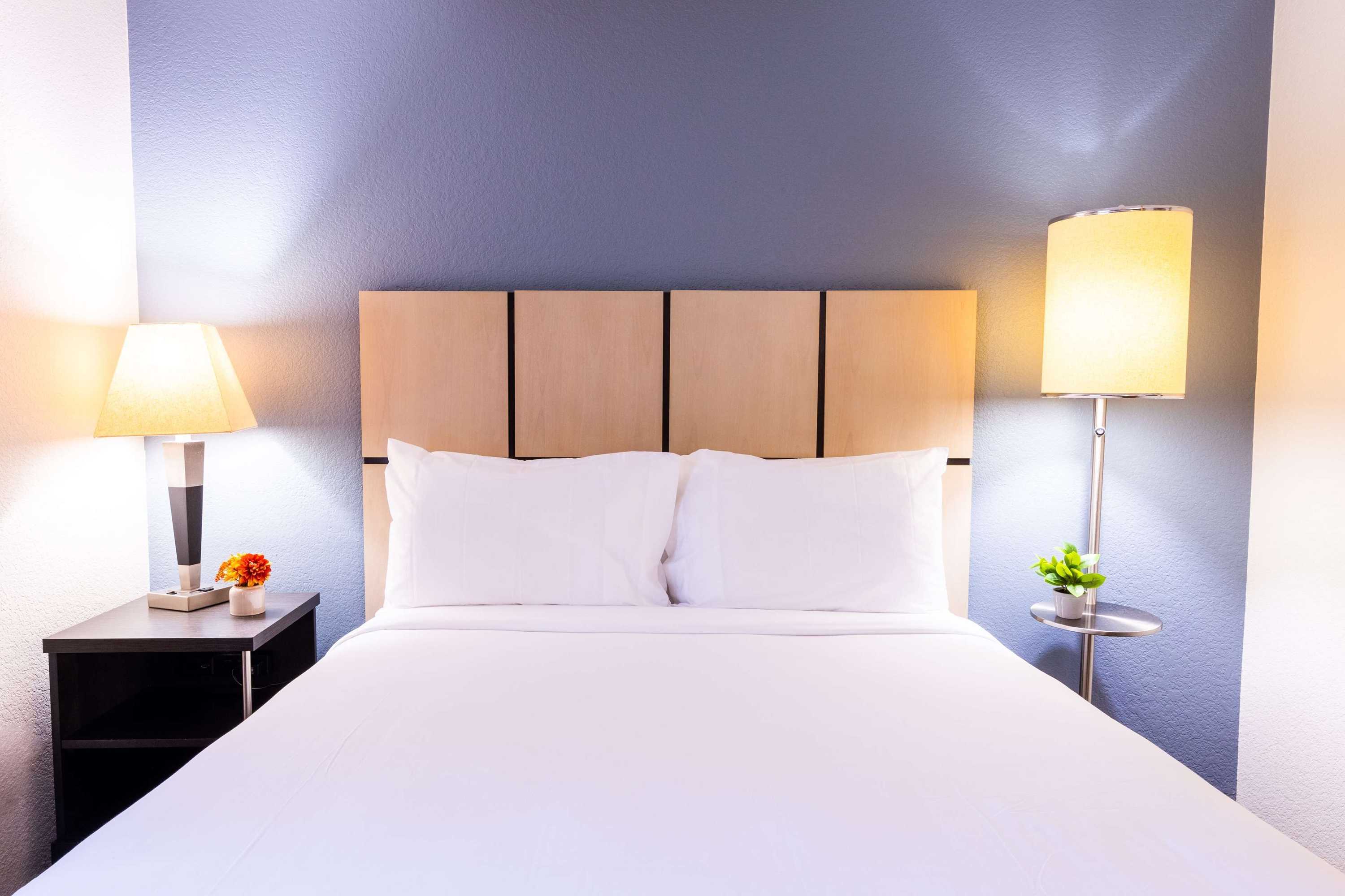 Gift card for Sonesta Simply Suites Chicago O'hare Airport Gift card for Sonesta Simply Suites Chicago O'hare Airport