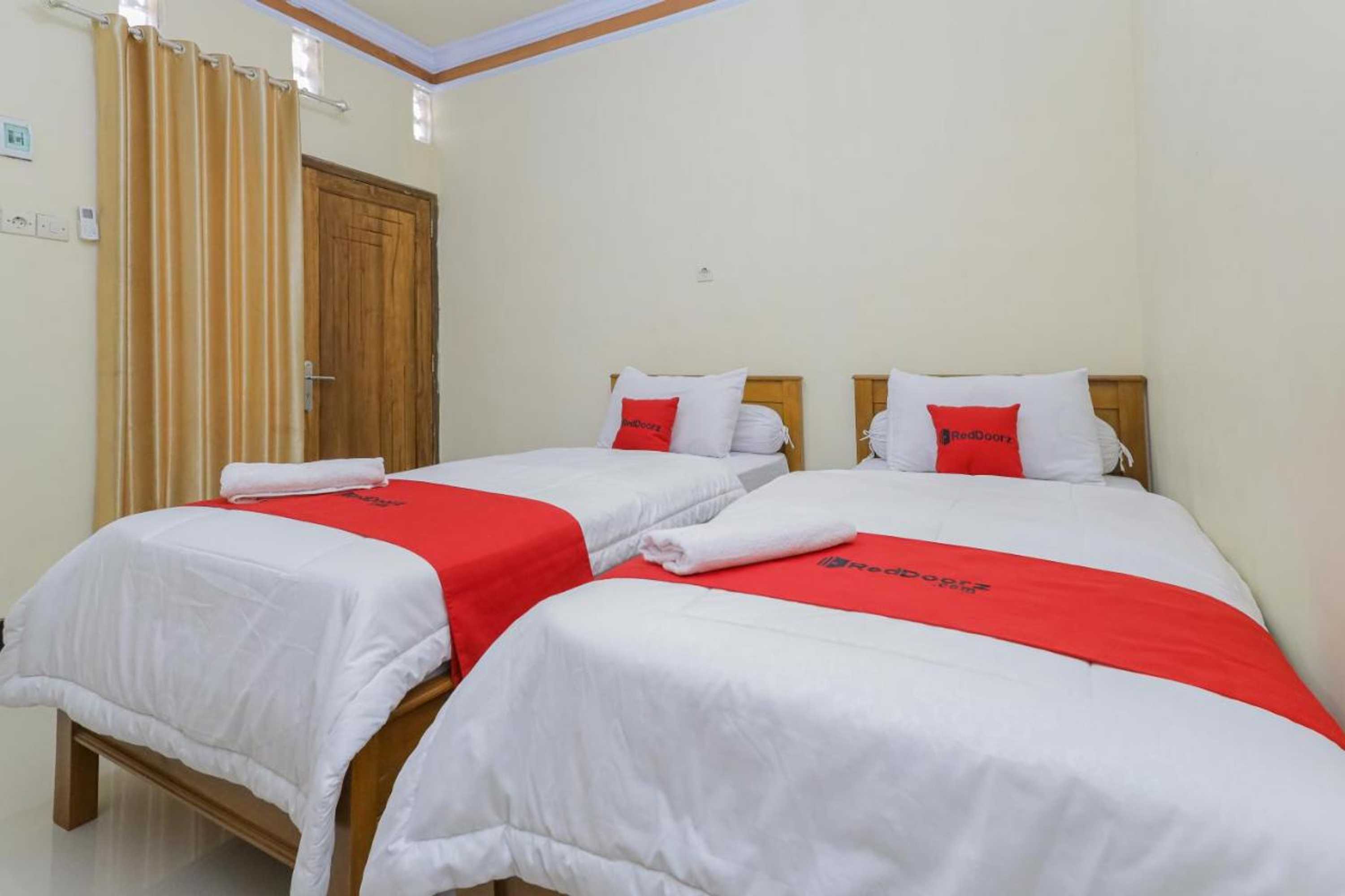 Gift card for Reddoorz Syariah Near Alun Alun Pasuruan Gift card for Reddoorz Syariah Near Alun Alun Pasuruan