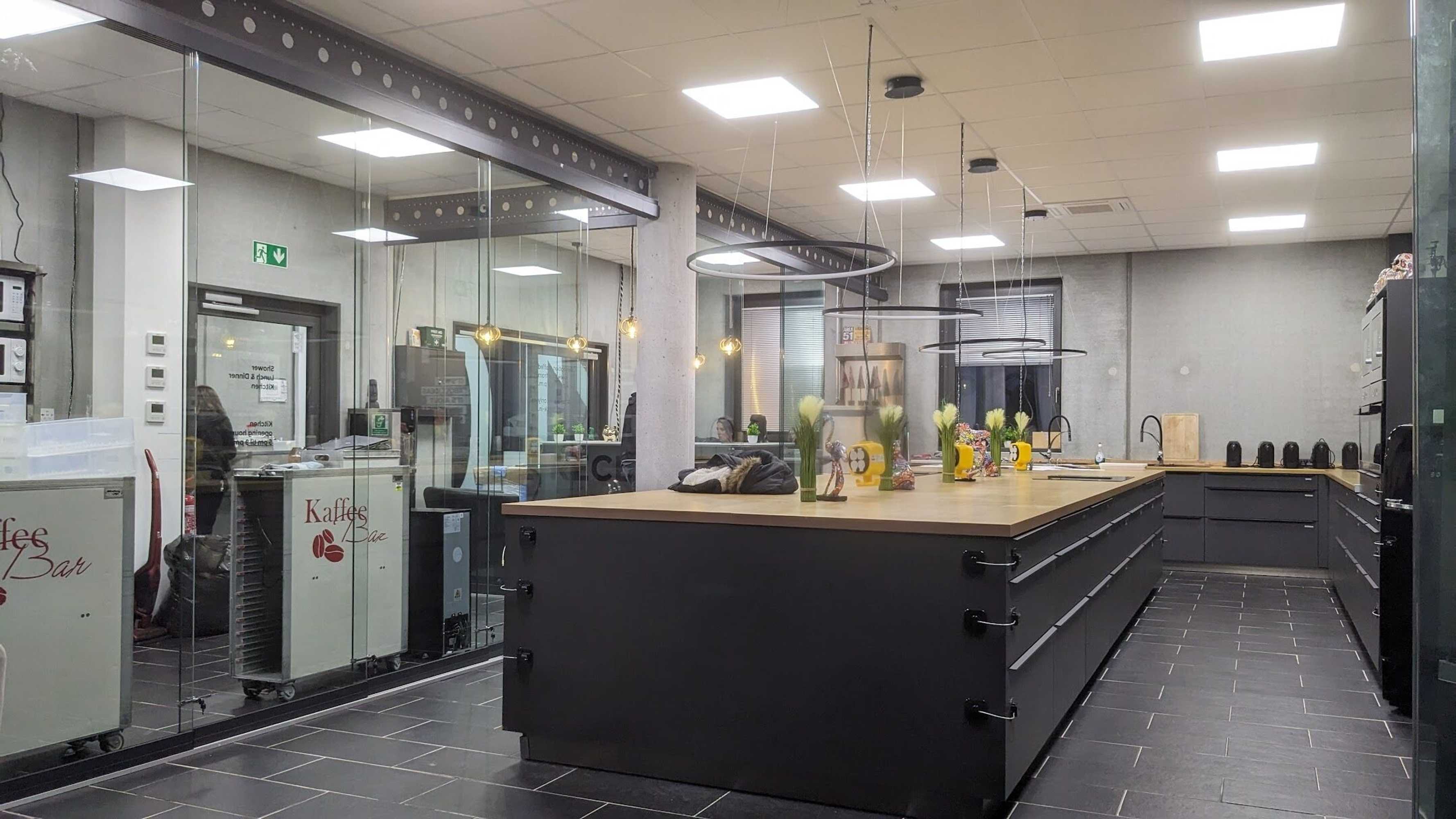 Gift card for Business-Motel, Free Xl-Parking, Wifi, Massage-Chairs, Sauna, Shared Kitchen, Breakfast 2go, Free Soda, Coffee