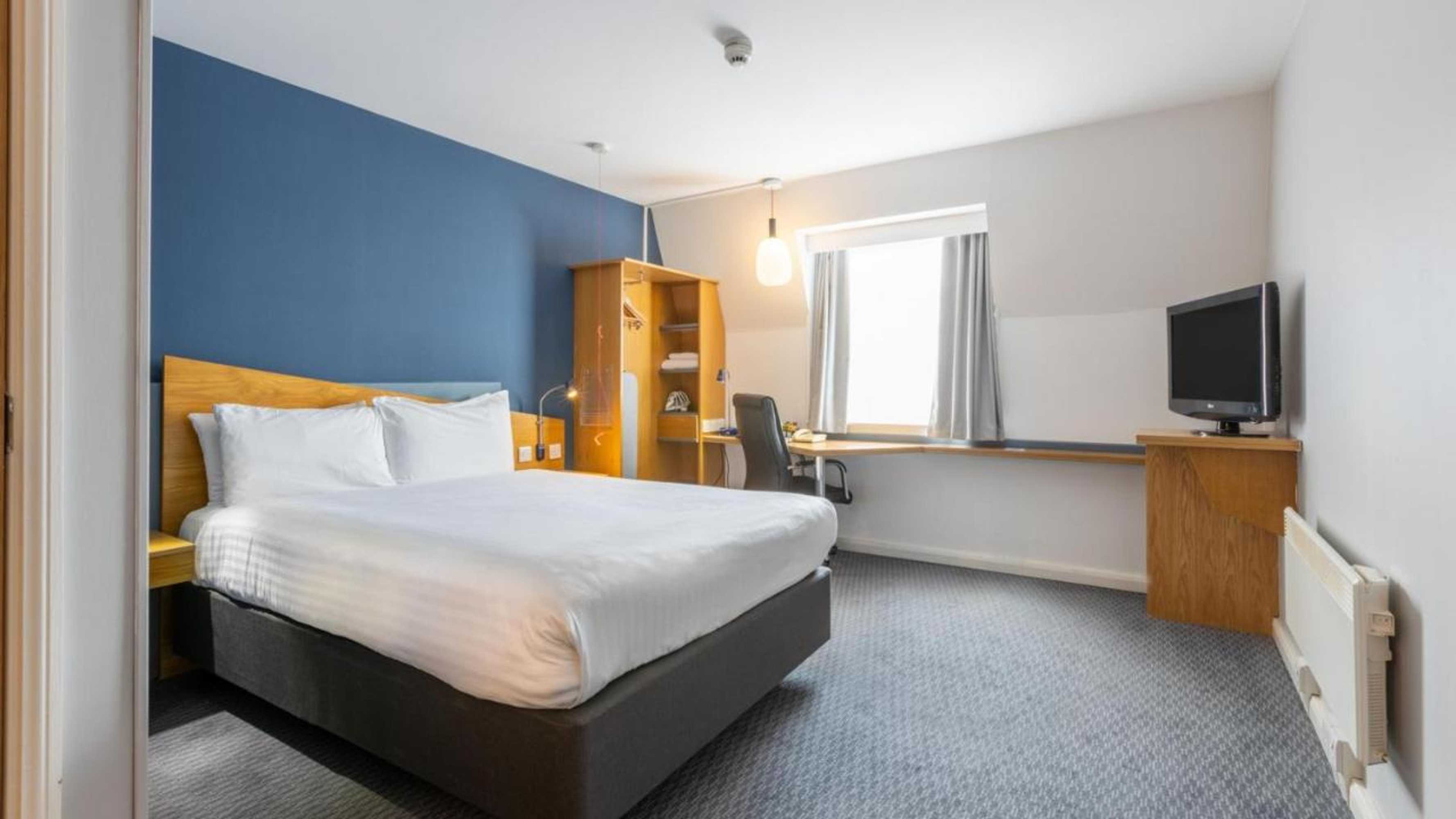 Gift card for Holiday Inn Express Aberdeen City Centre by Ihg Gift card for Holiday Inn Express Aberdeen City Centre by Ihg