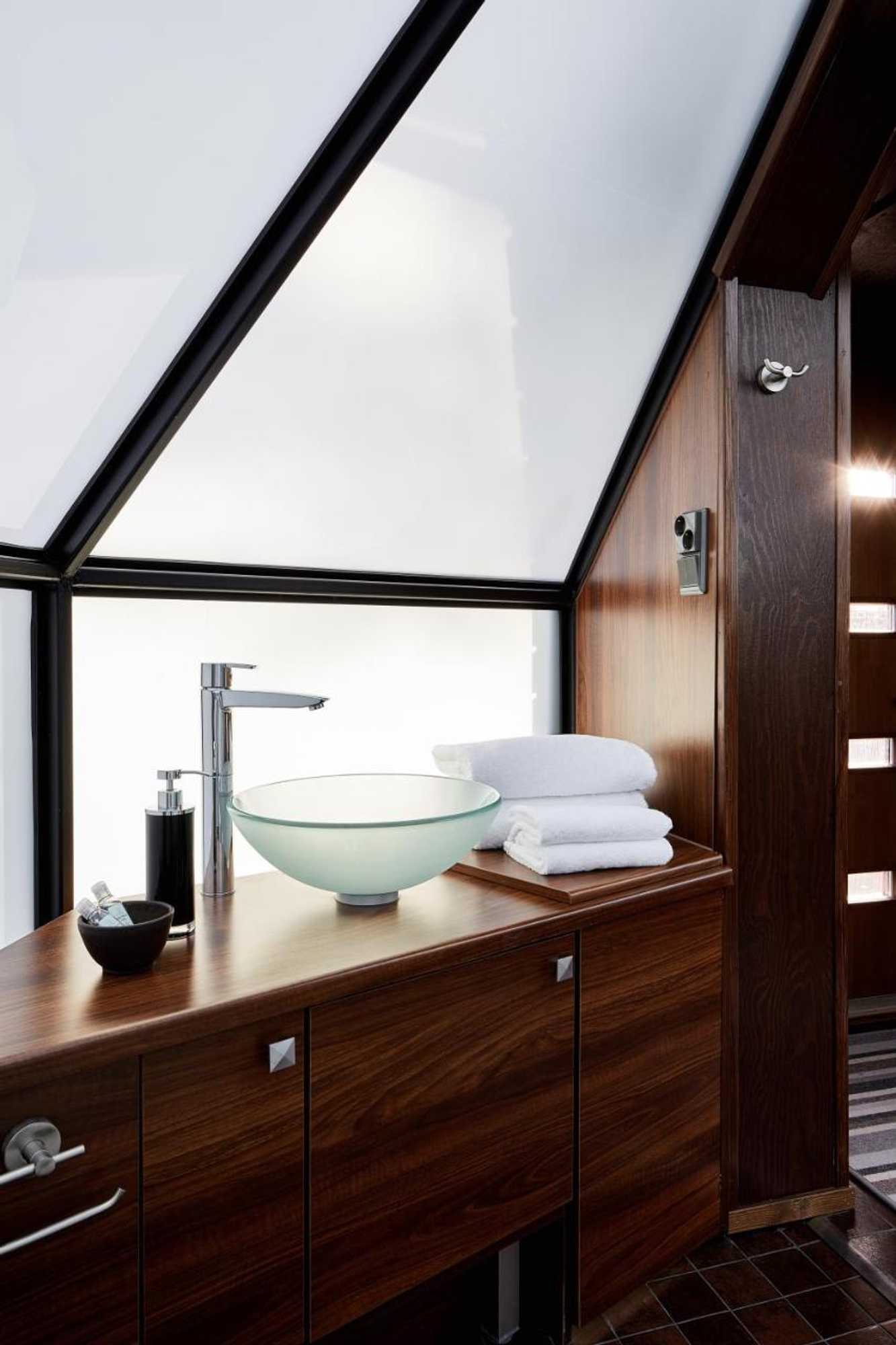 Gift card for Levin Iglut - Golden Crown Gift card for Levin Iglut - Golden Crown