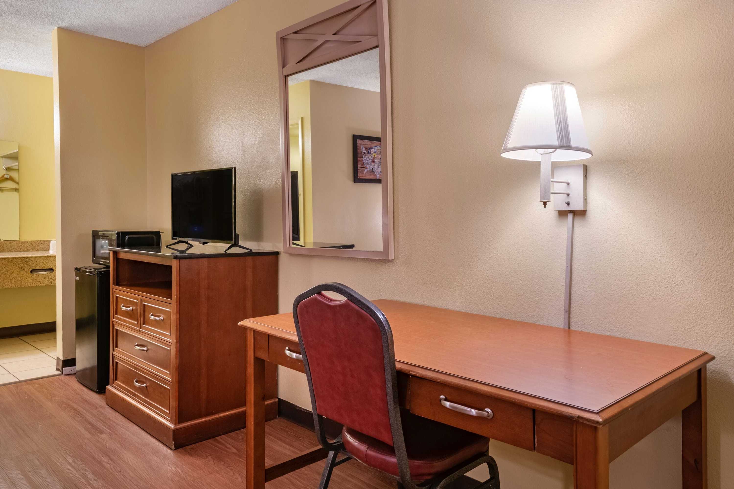 Gift card for Econo Lodge Inn & Suites Maingate Central Gift card for Econo Lodge Inn & Suites Maingate Central