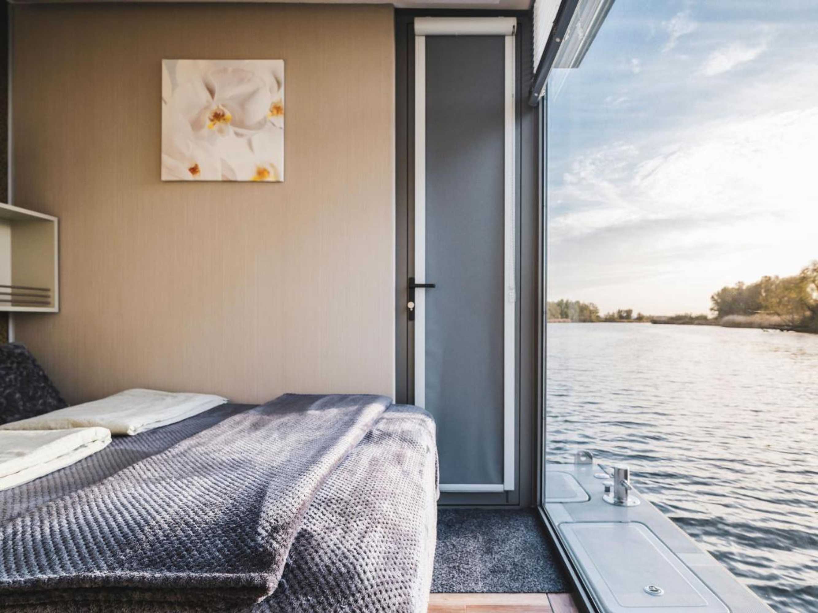 Gift card for Aquahome - NP de Biesbosch - Bijzonder Overnachten op Een Houseboat!