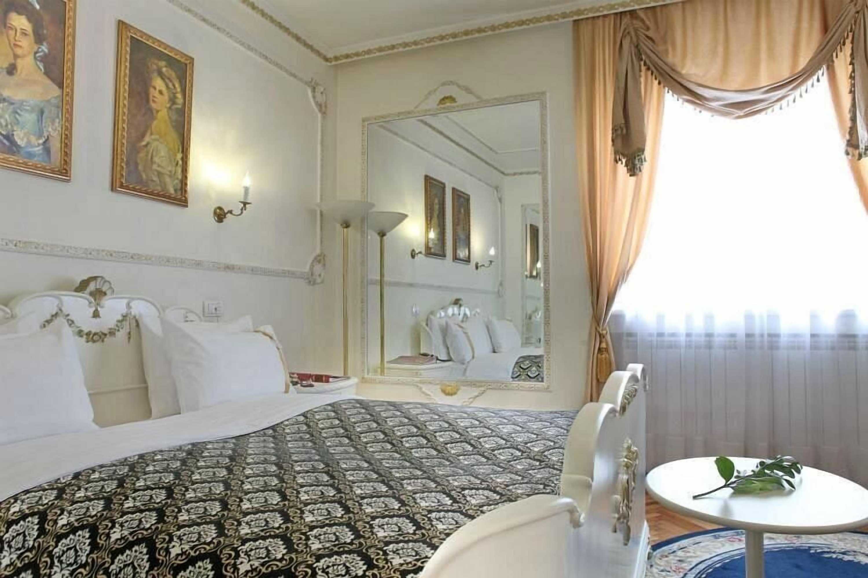 Gift card for Queen's Astoria Design Hotel