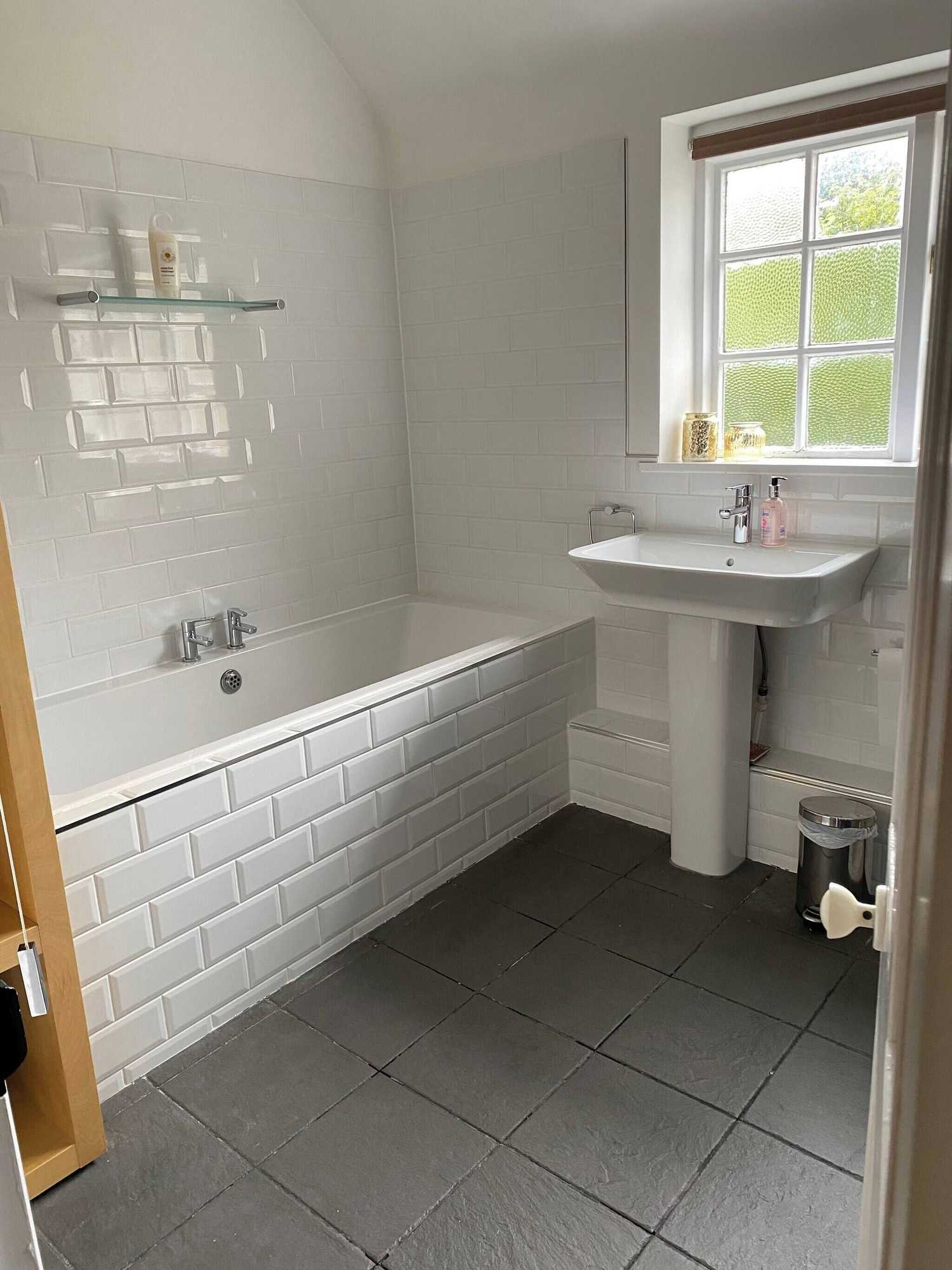 Gift card for 4 BR & 2 Bathroom House Parking Garden St Neots Town Centre Gift card for 4 BR & 2 Bathroom House Parking Garden St Neots Town Centre