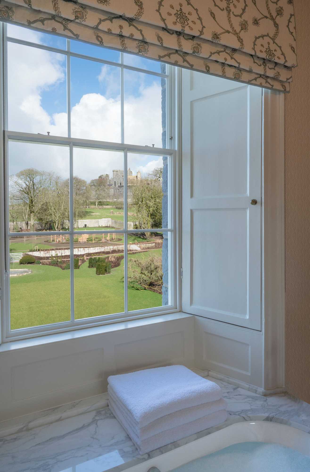 Gift card for 3 Bedroom Luxury Apartment Main Street Cashel Tipperary Gift card for 3 Bedroom Luxury Apartment Main Street Cashel Tipperary