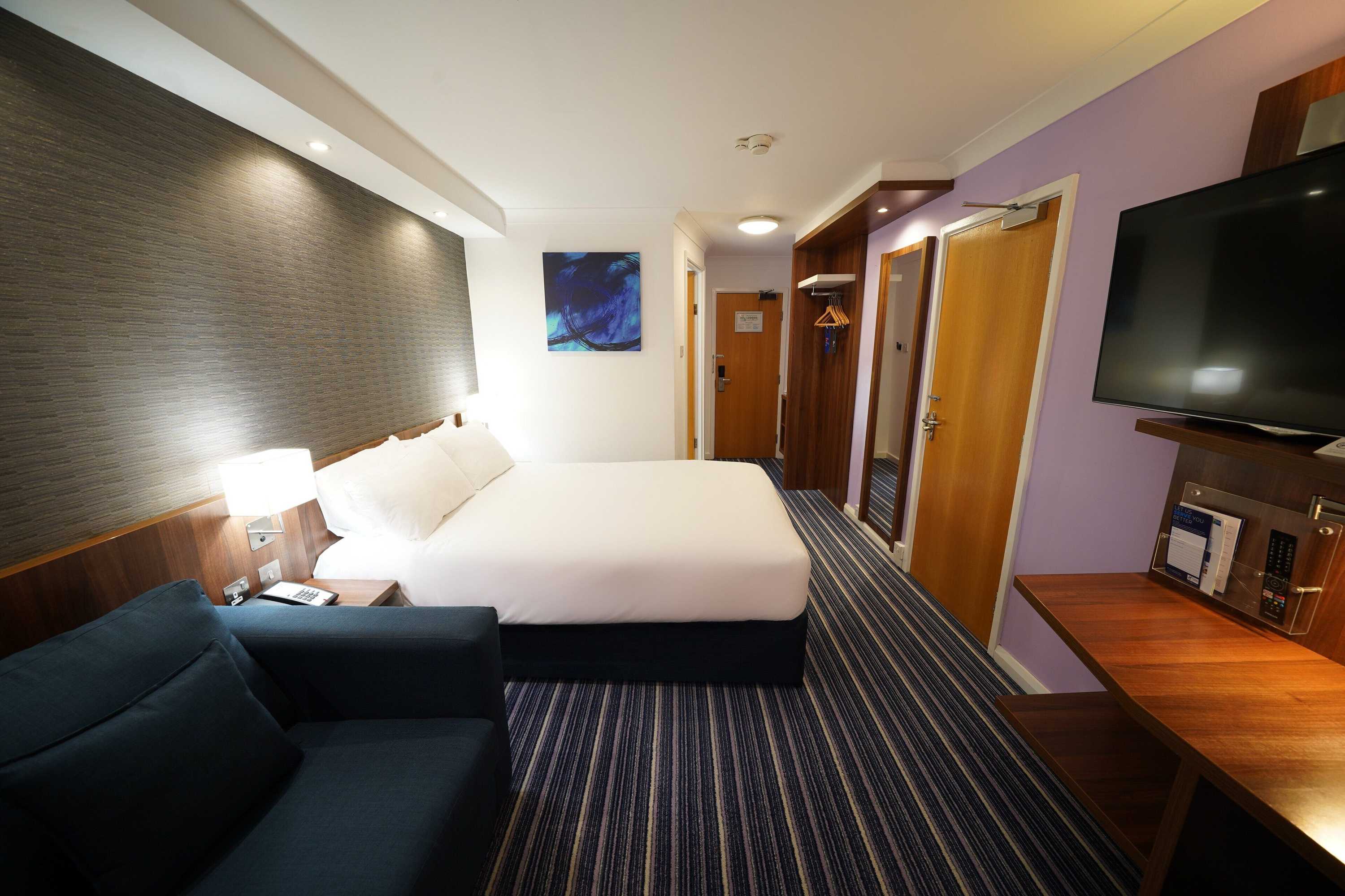 Gift card for Holiday Inn Express Glenrothes by Ihg Gift card for Holiday Inn Express Glenrothes by Ihg