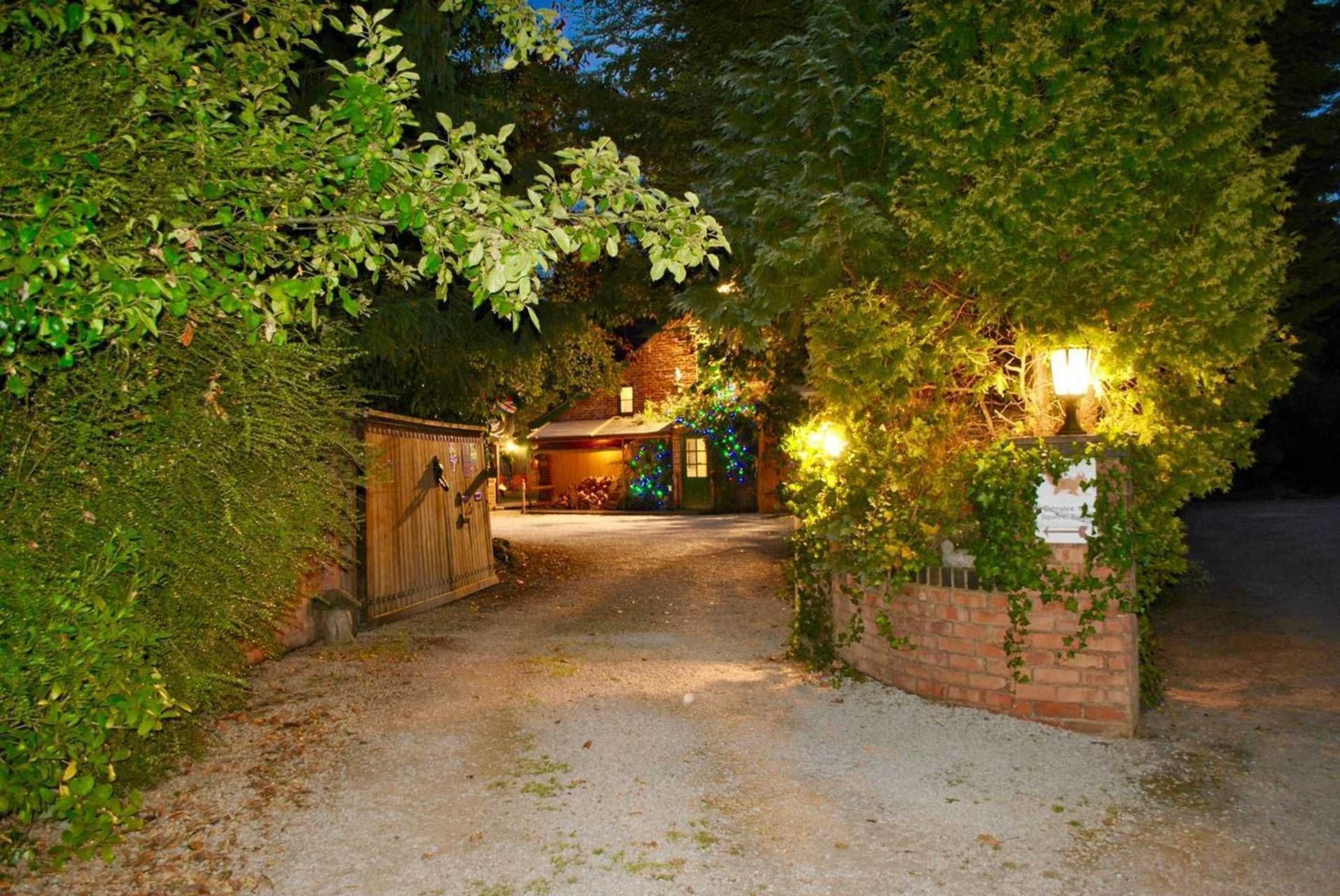 Gift card for Squirrel Barn. Hi-Spec. Hot Tub & Wifi. Sleeps 14 Gift card for Squirrel Barn. Hi-Spec. Hot Tub & Wifi. Sleeps 14