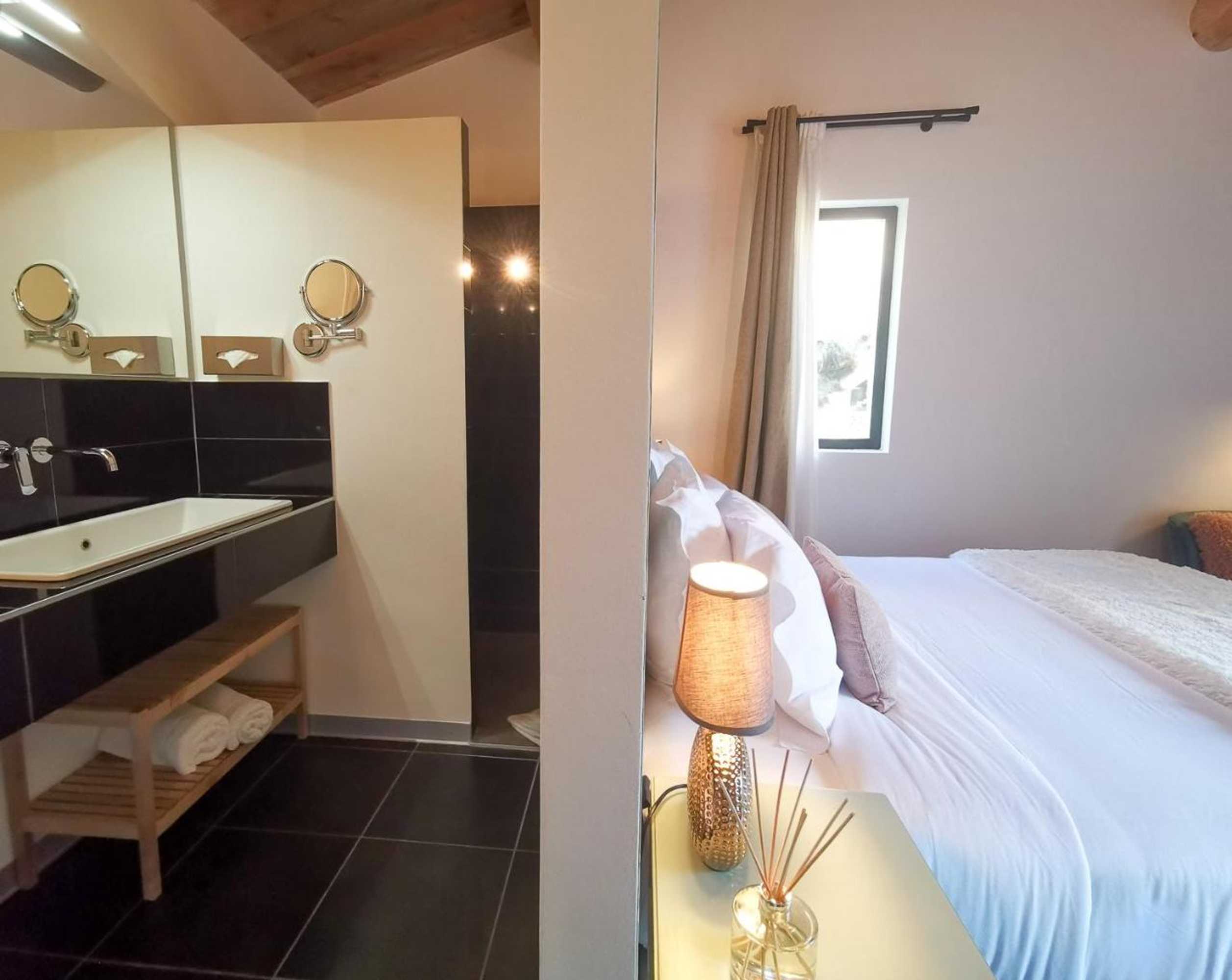 Gift card for Hôtel Sous Les Figuiers - Piscine, Parking, Centre Ville