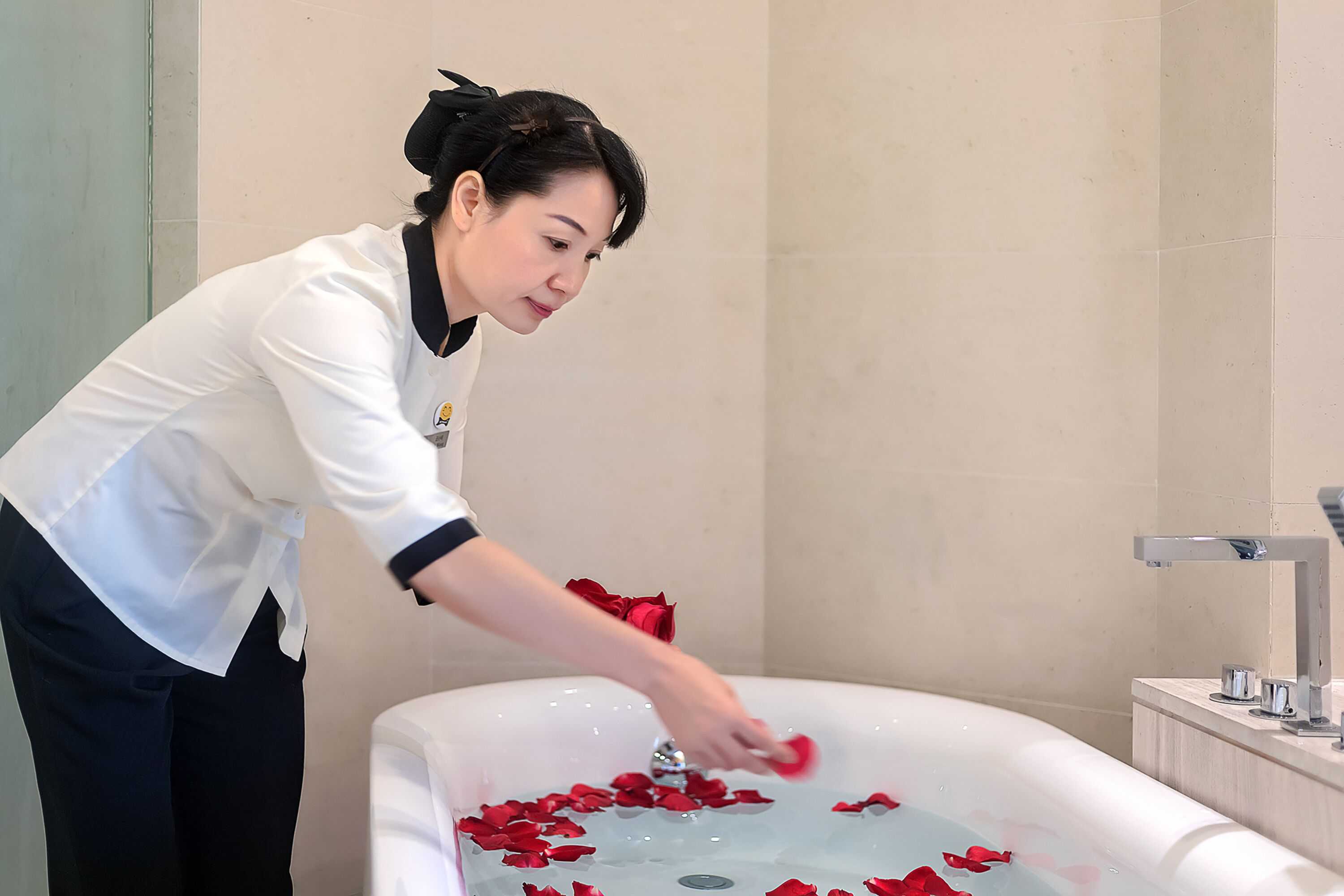 Gift card for Huaqiang Plaza Hotel Shenzhen, Enjoy Complimentary Mini Bar & Night Snack, Add Breakfast - Enjoy Complimentary Afternoon Tea Gift card for Huaqiang Plaza Hotel Shenzhen, Enjoy Complimentary Mini Bar & Night Snack, Add Breakfast - Enjoy Complimentary Afternoon Tea