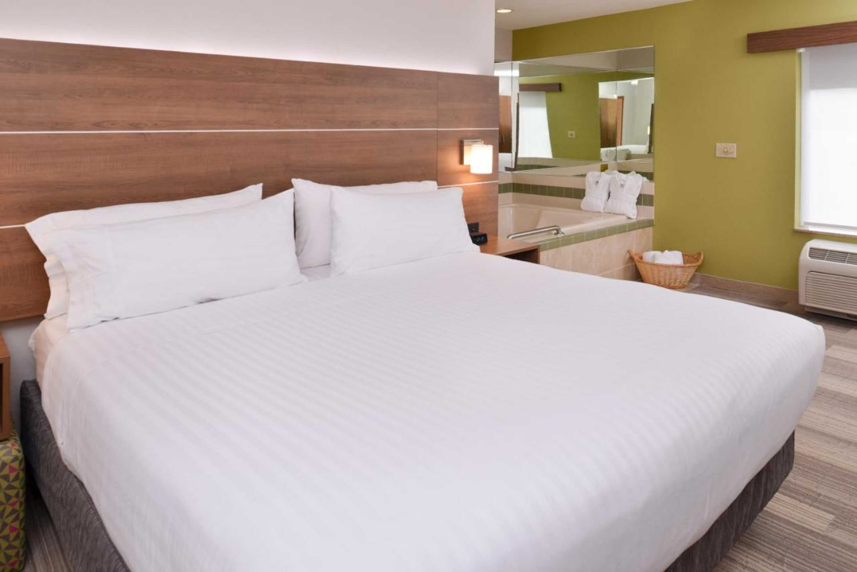 Gift card for Holiday Inn Express & Suites Parkersburg-Mineral Wells by Ihg Gift card for Holiday Inn Express & Suites Parkersburg-Mineral Wells by Ihg