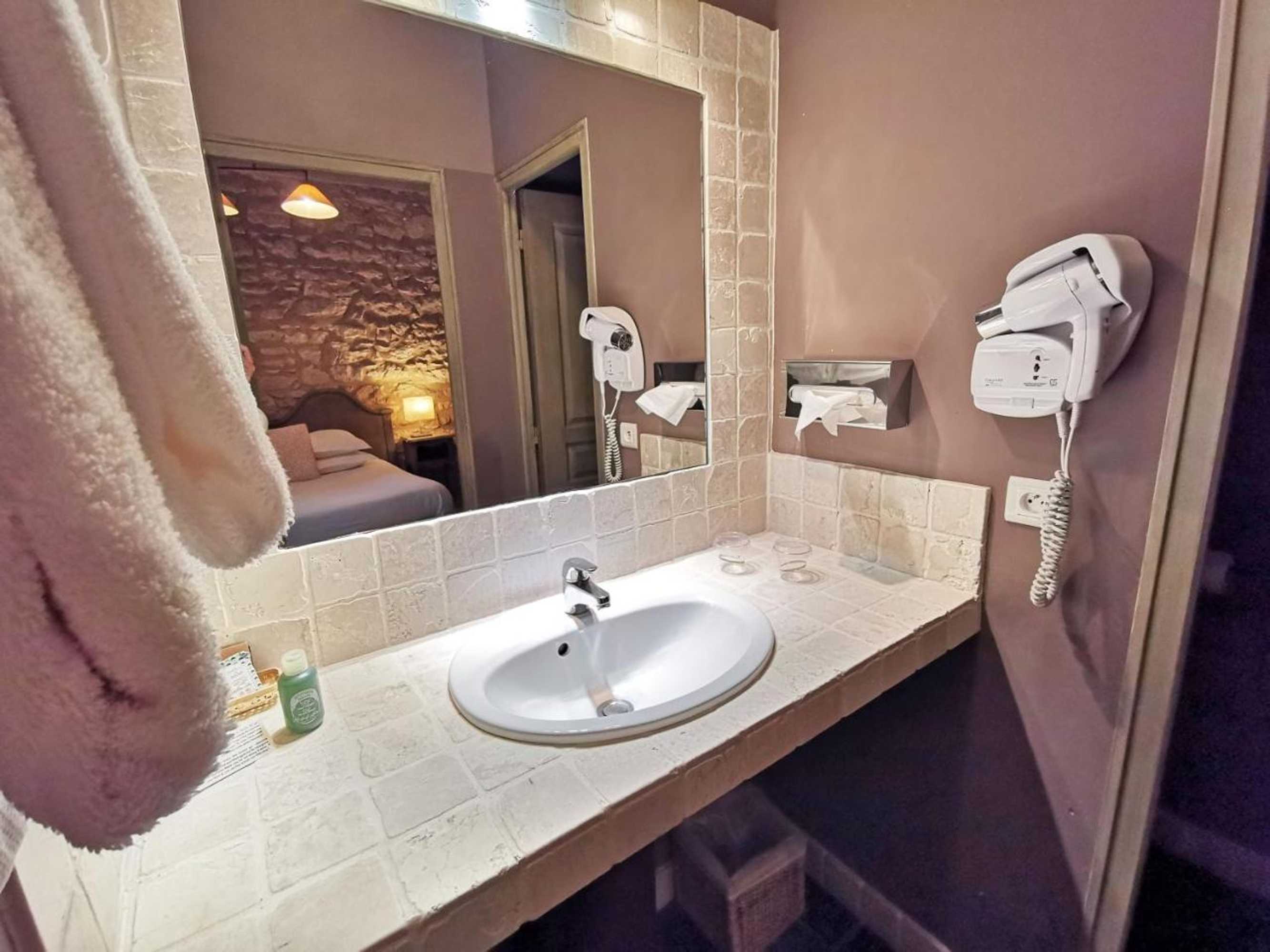 Gift card for Hôtel Sous Les Figuiers - Piscine, Parking, Centre Ville