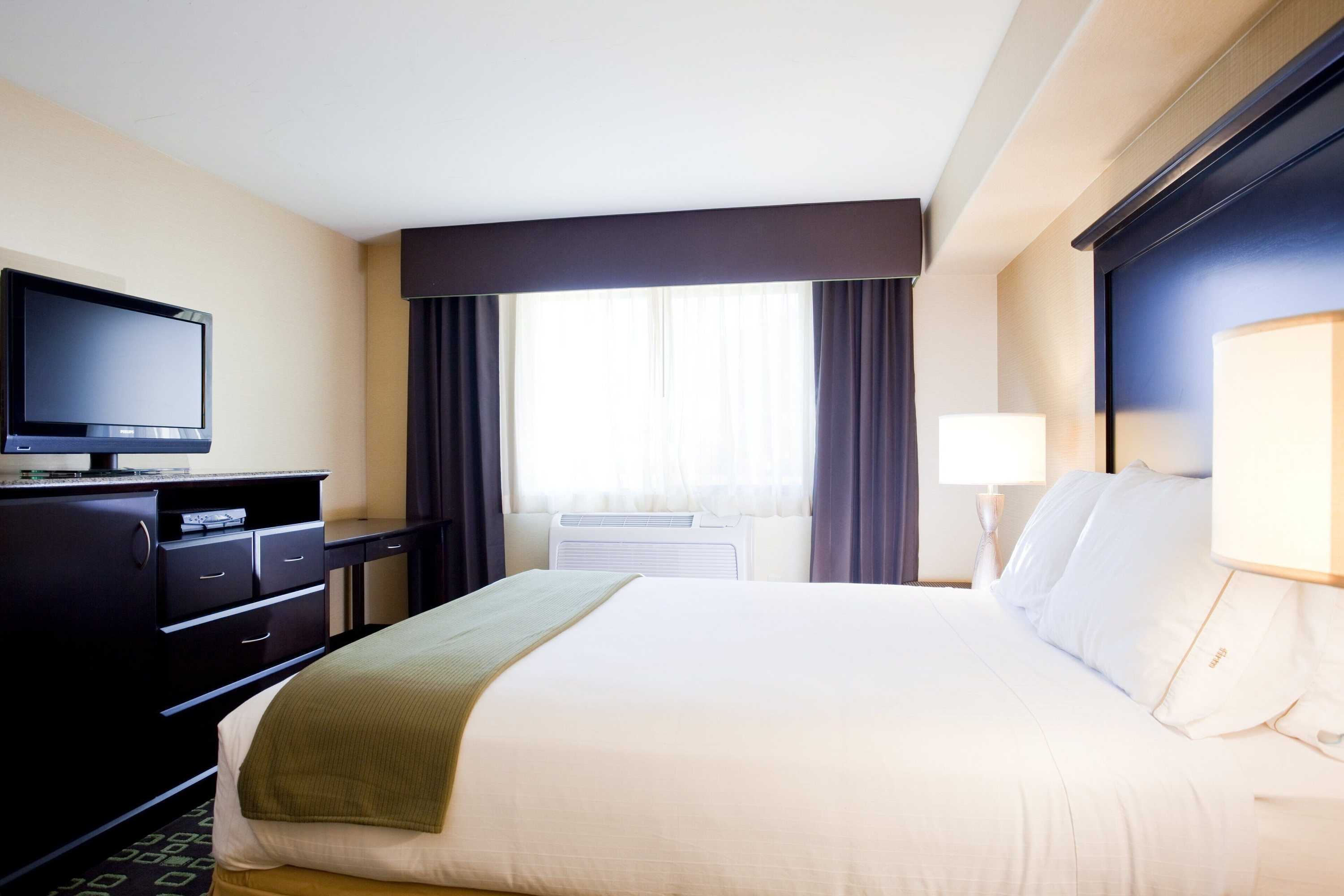 Gift card for Holiday Inn Express Hotel & Suites Woodland Hills by Ihg Gift card for Holiday Inn Express Hotel & Suites Woodland Hills by Ihg