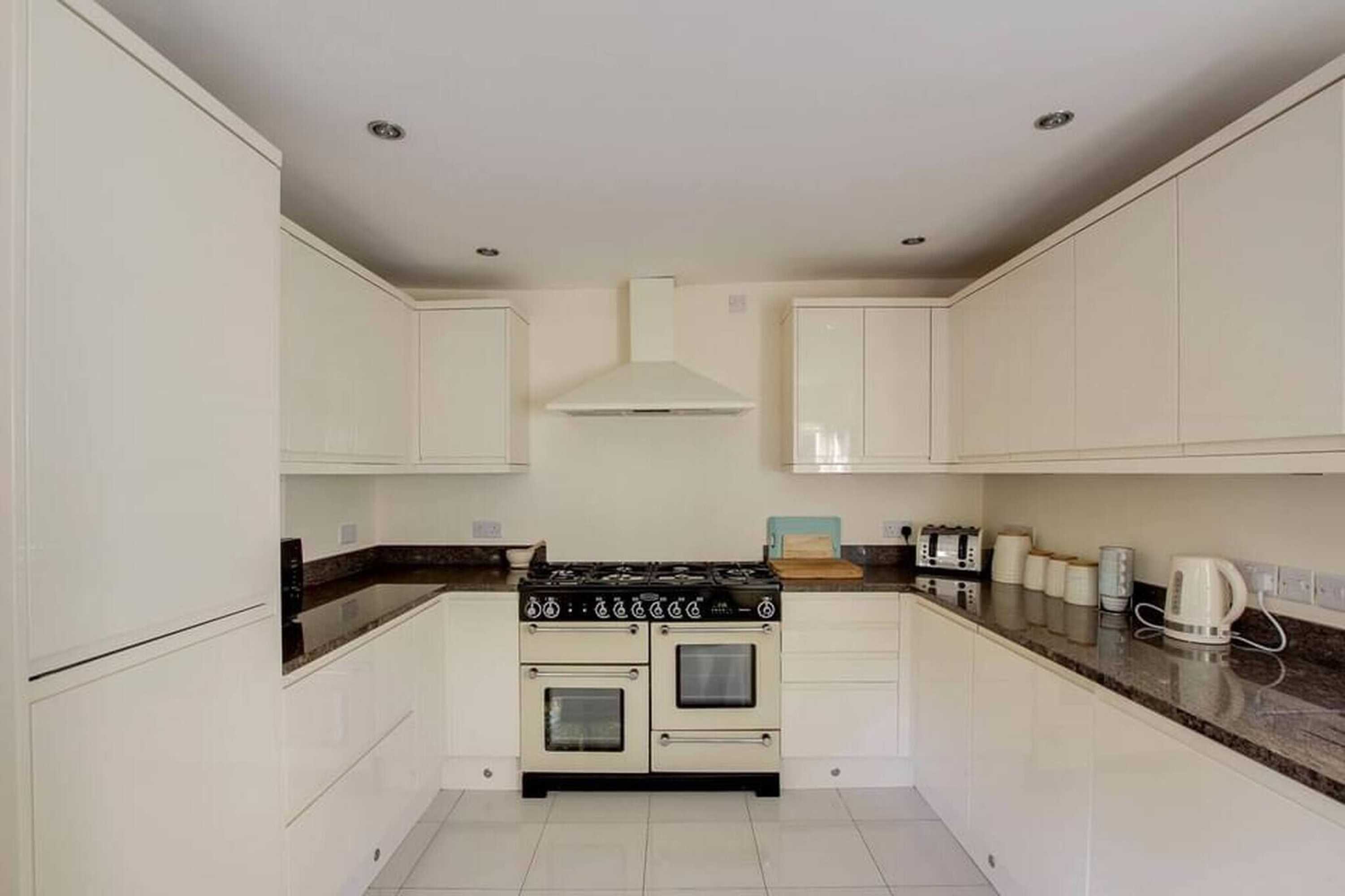 Gift card for 4 BR & 2 Bathroom House Parking Garden St Neots Town Centre Gift card for 4 BR & 2 Bathroom House Parking Garden St Neots Town Centre