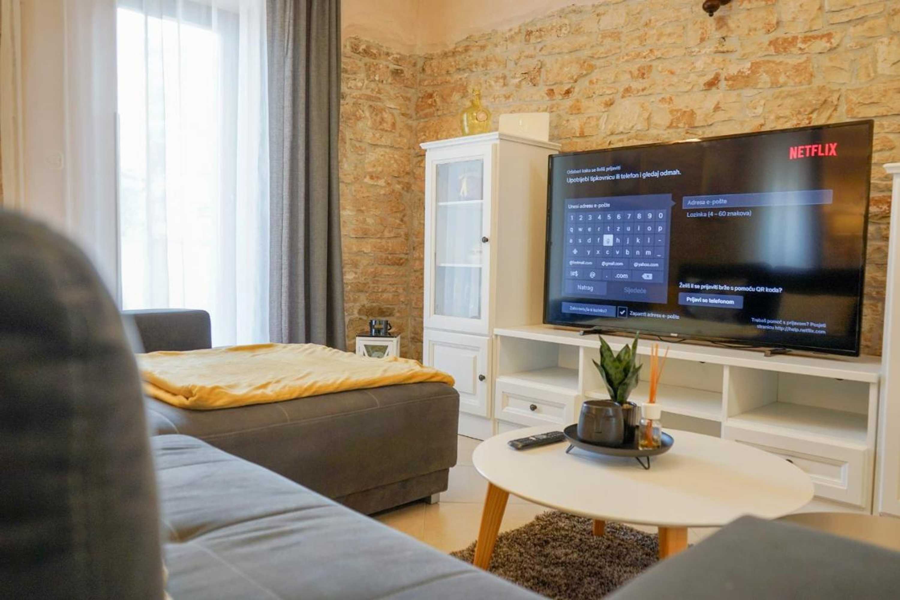 Gift card for Leon With Private Pool