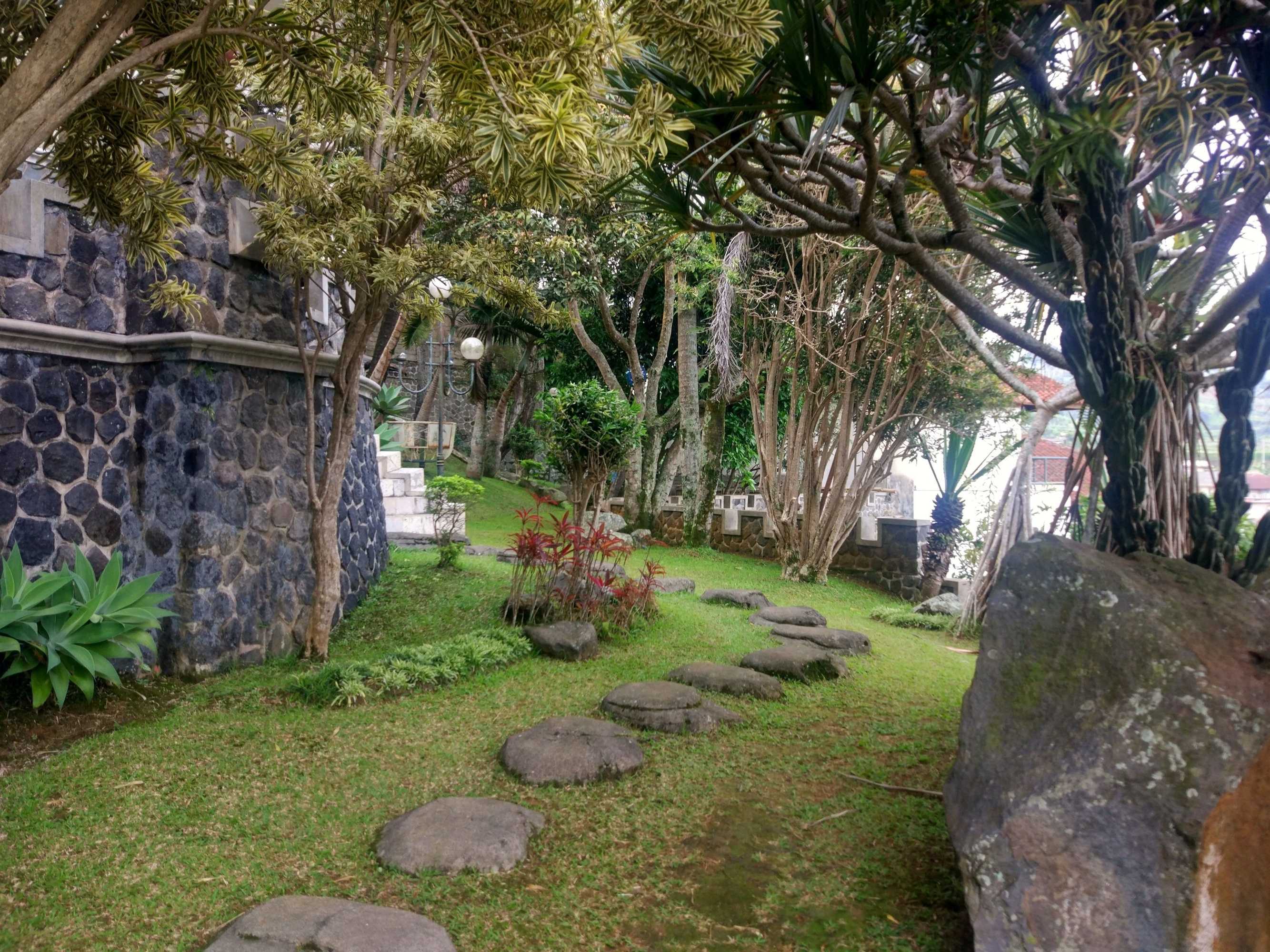 Gift card for Villa Beverly Hills Puncak For 50 Pax Gift card for Villa Beverly Hills Puncak For 50 Pax