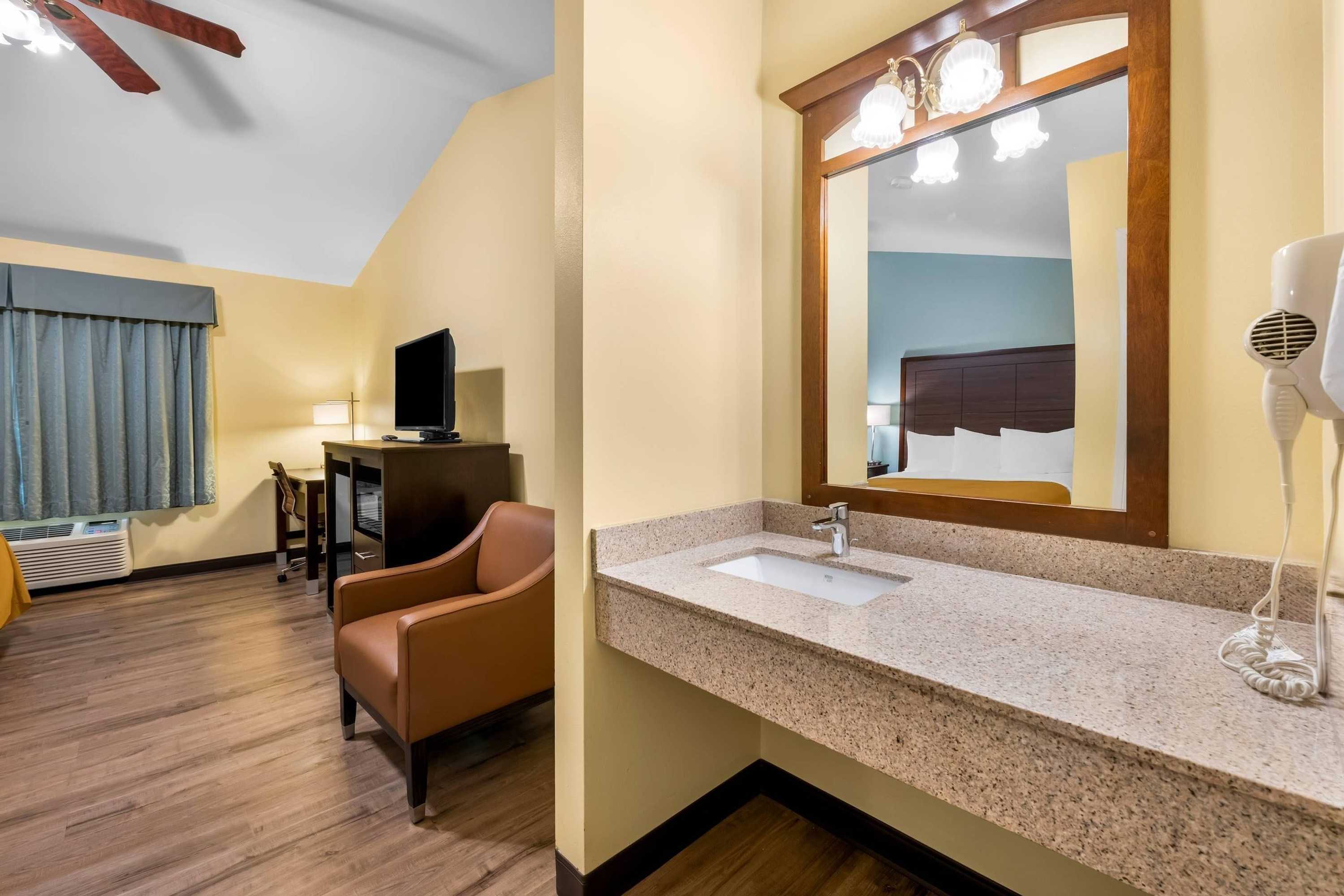 Gift card for Econo Lodge Inn & Suites Eau Claire South